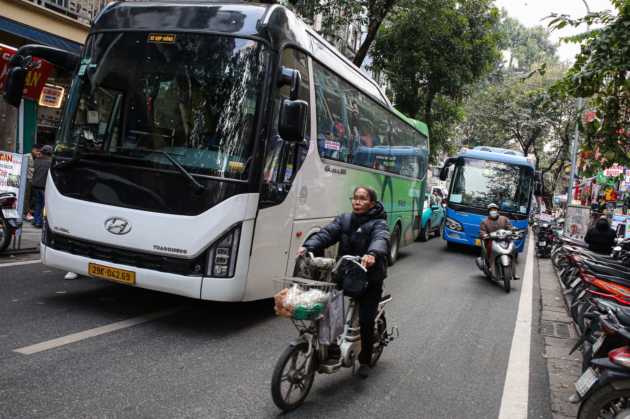 Xe khach tren 16 cho 'bao vay' pho co Ha Noi hinh anh