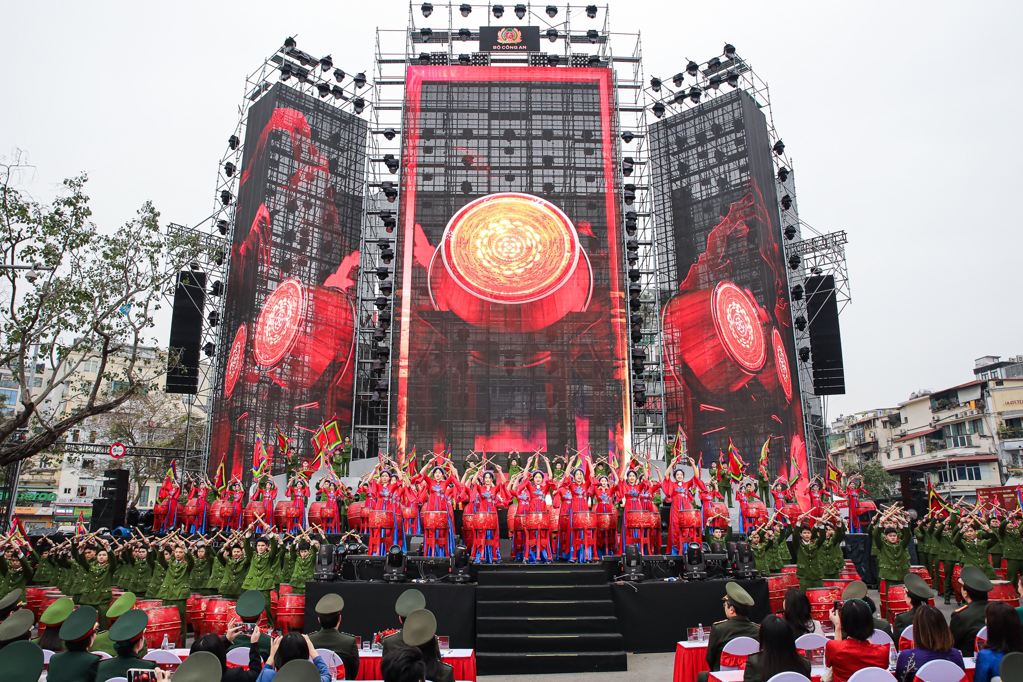 cong an mac ao dai anh 1