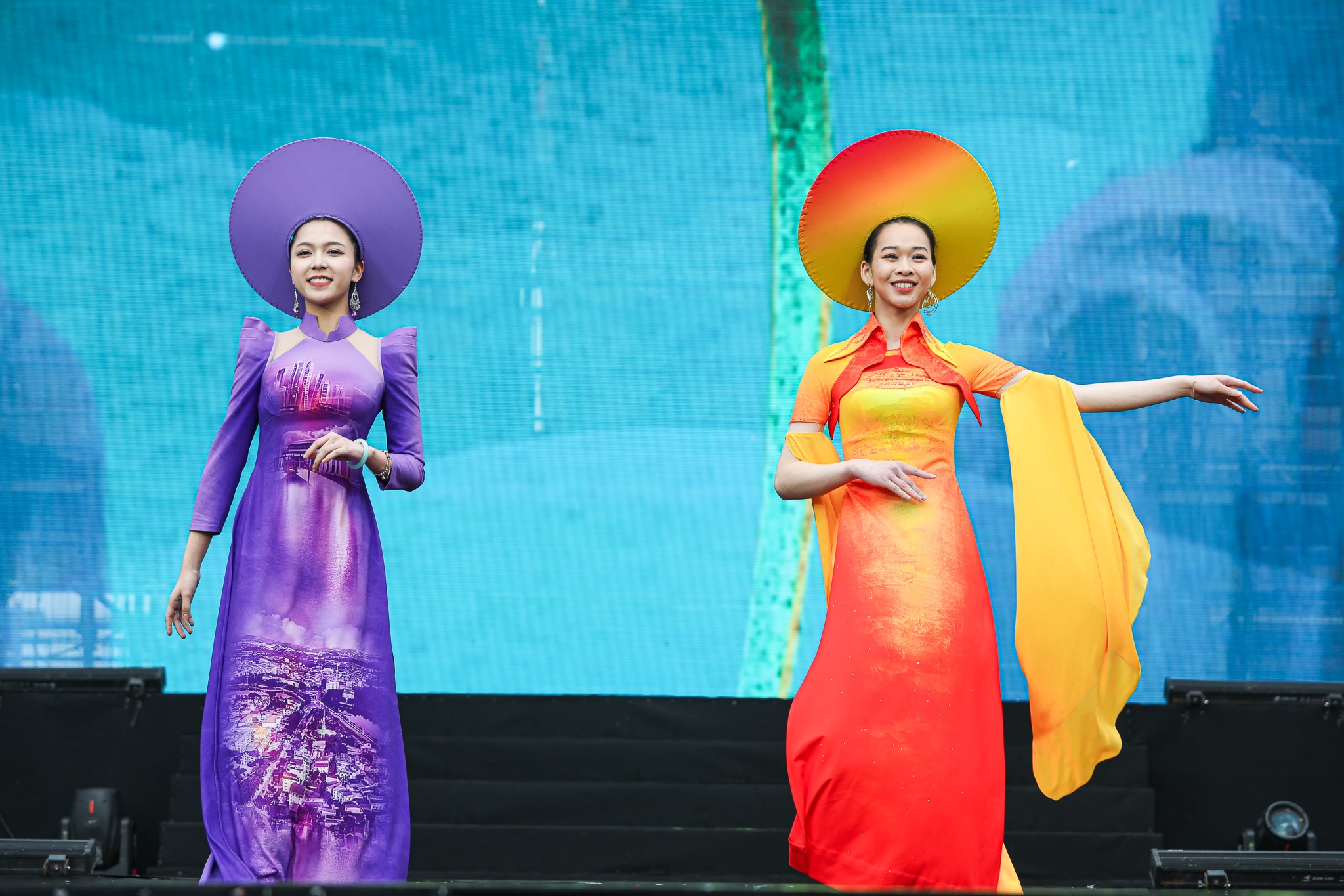 công an mặc áo dài ảnh 7 cong an mac ao dai anh 7