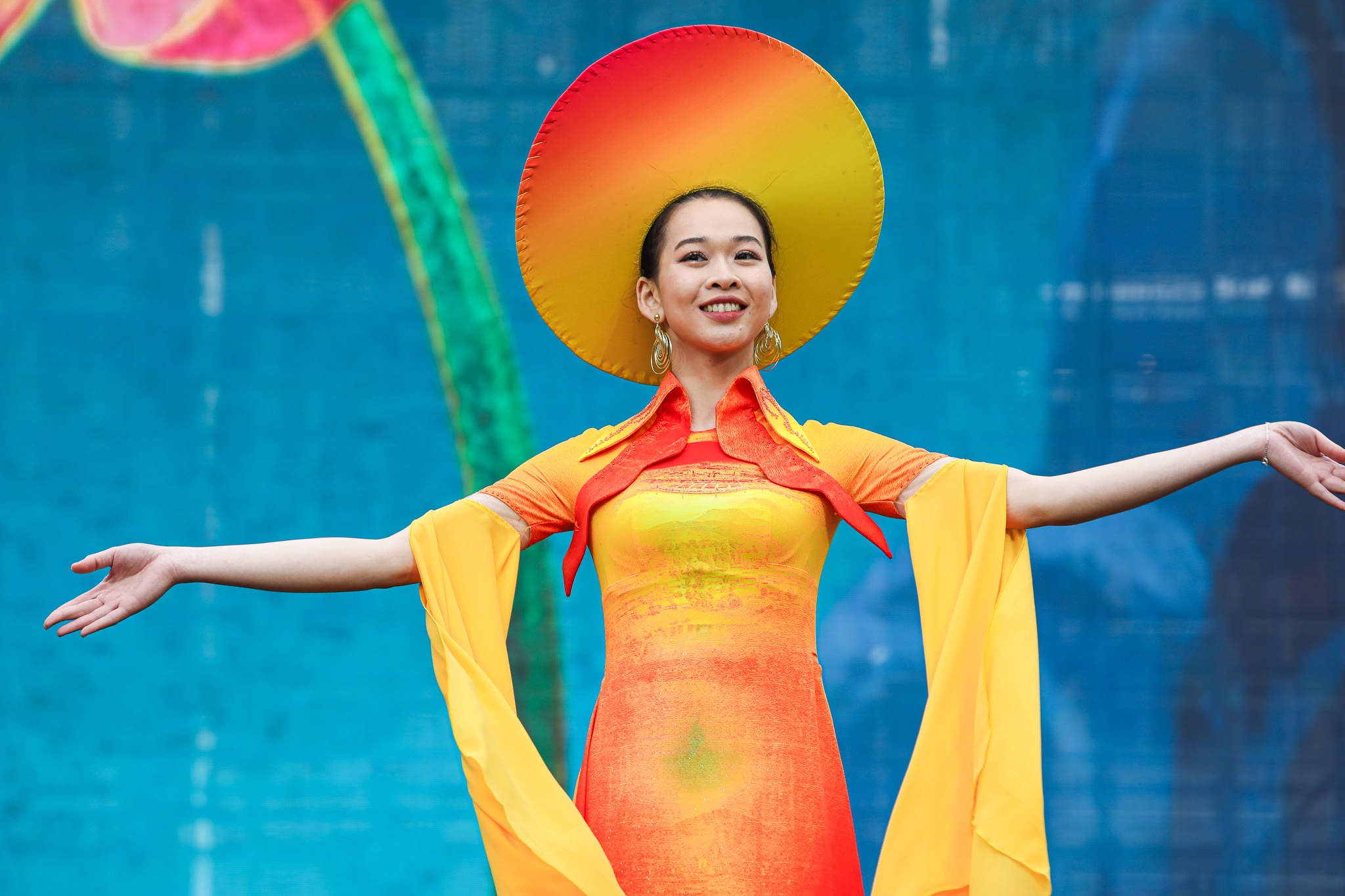 cong an mac ao dai anh 8