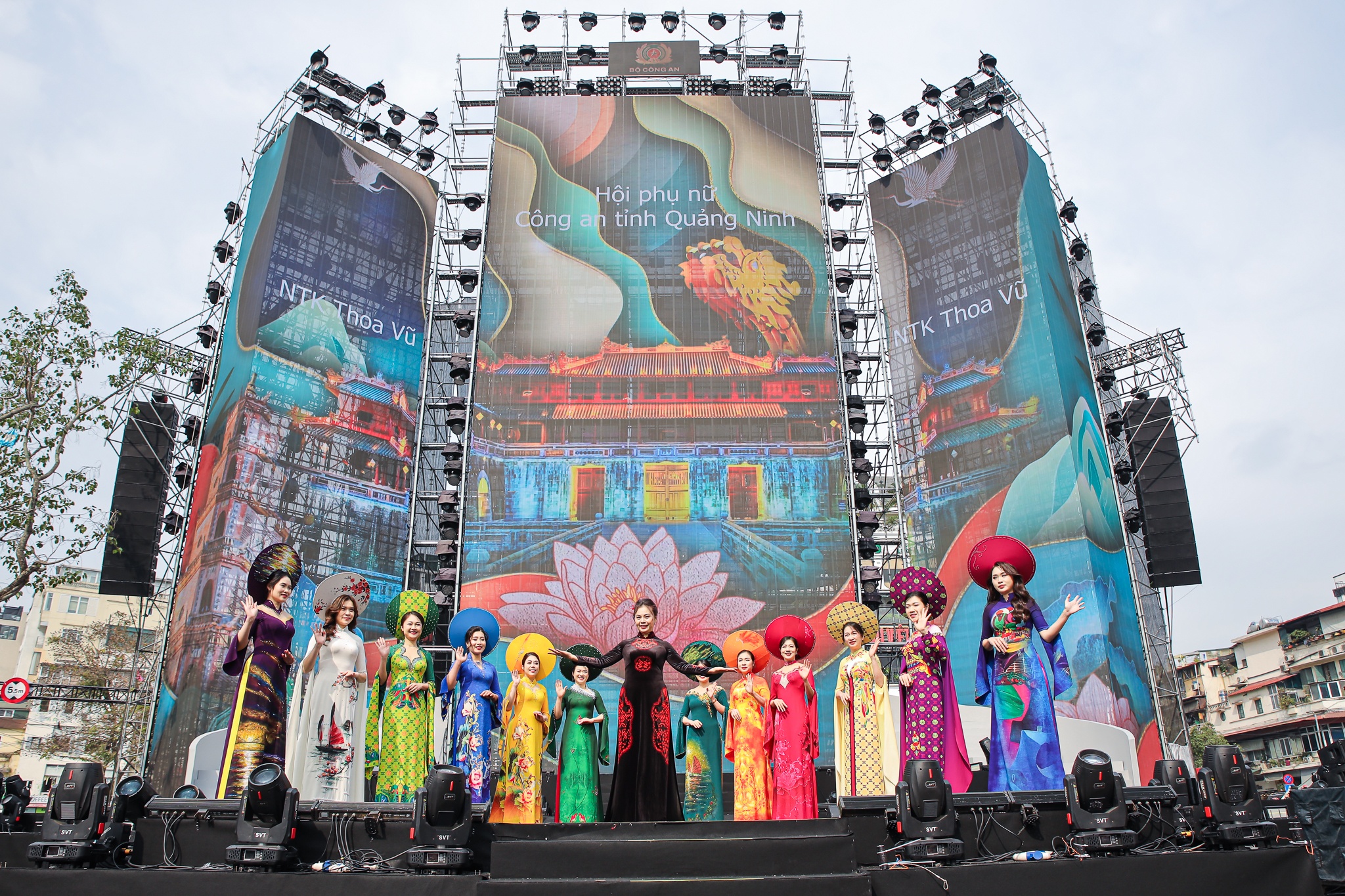 cong an mac ao dai anh 12