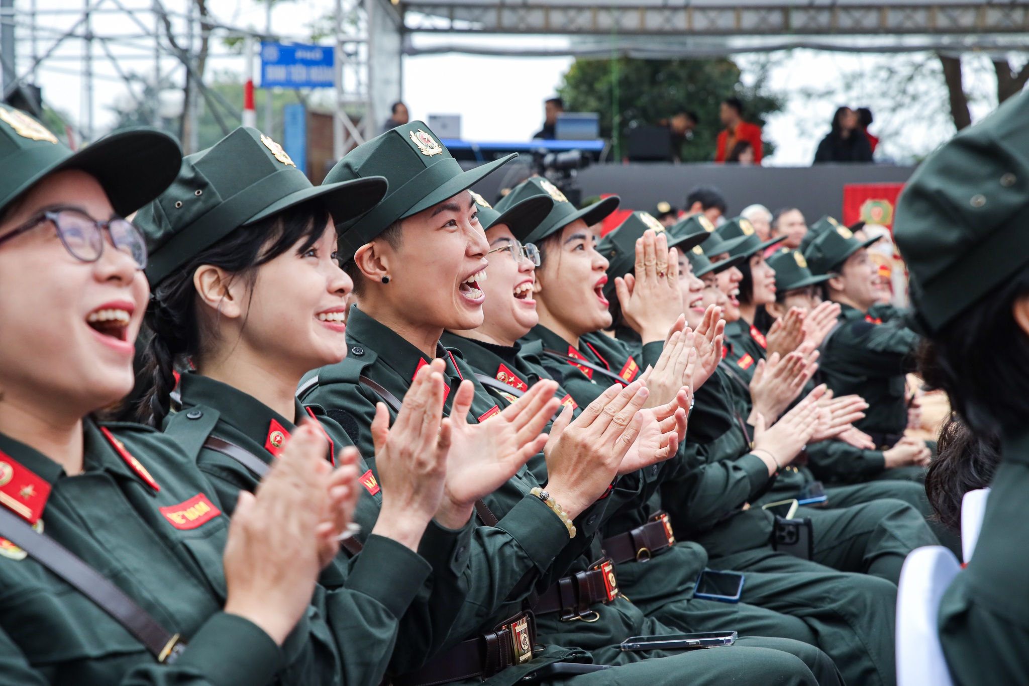 cong an mac ao dai anh 10