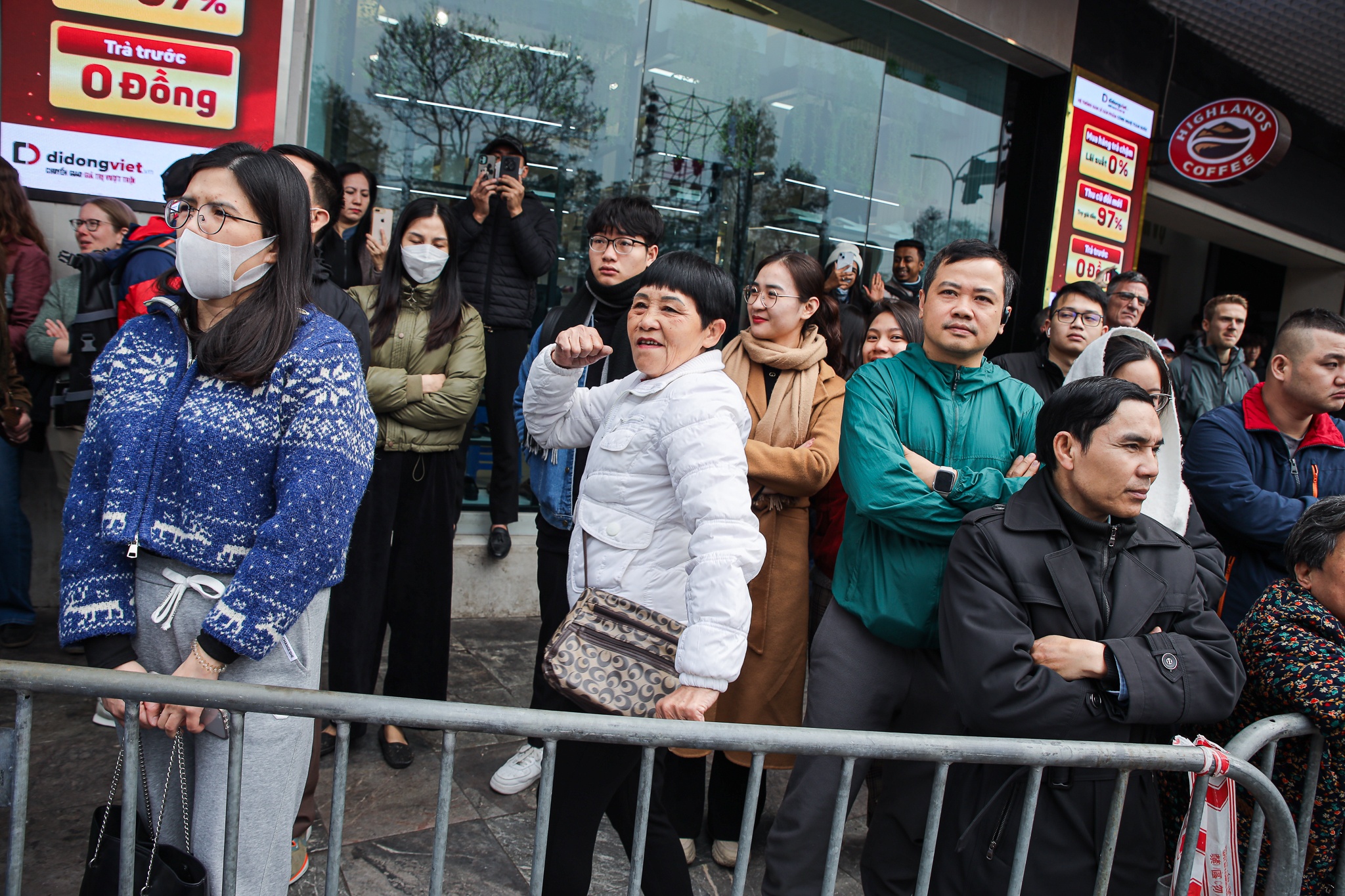 cong an mac ao dai anh 11
