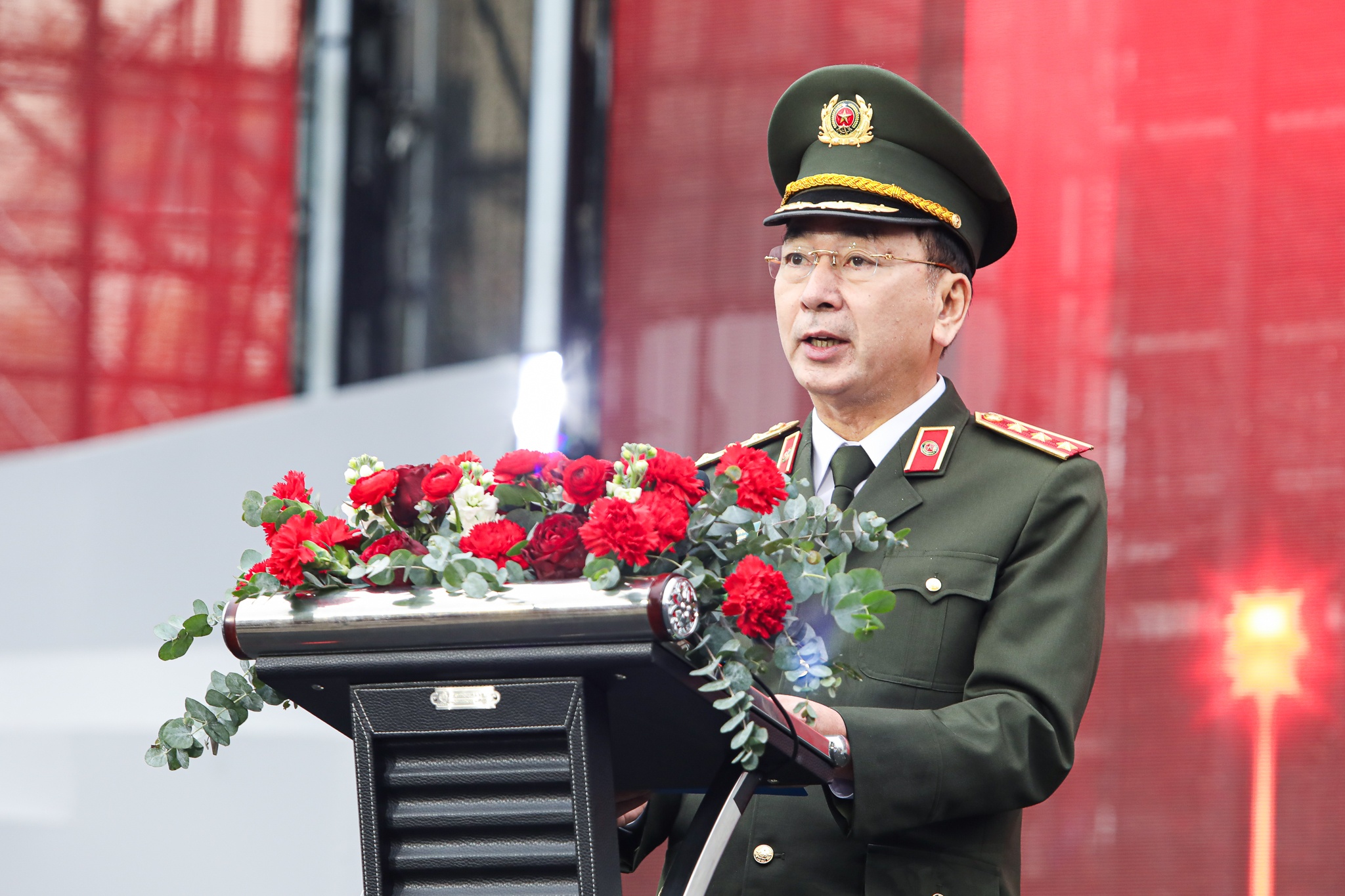 cong an mac ao dai anh 2