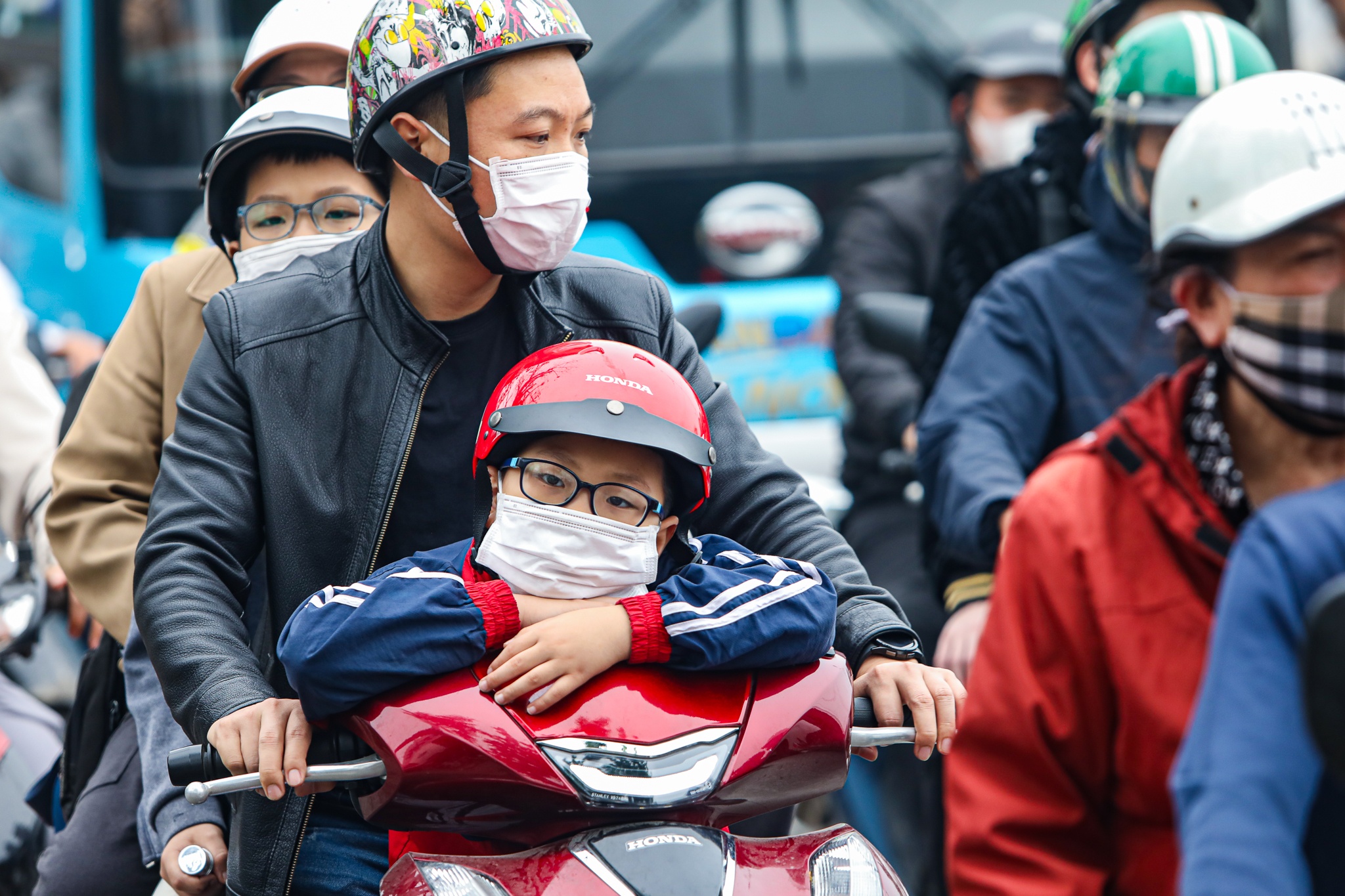 Dong nguoi do ve thanh pho ngay cuoi ky nghi le Gio to Hung Vuong hinh anh