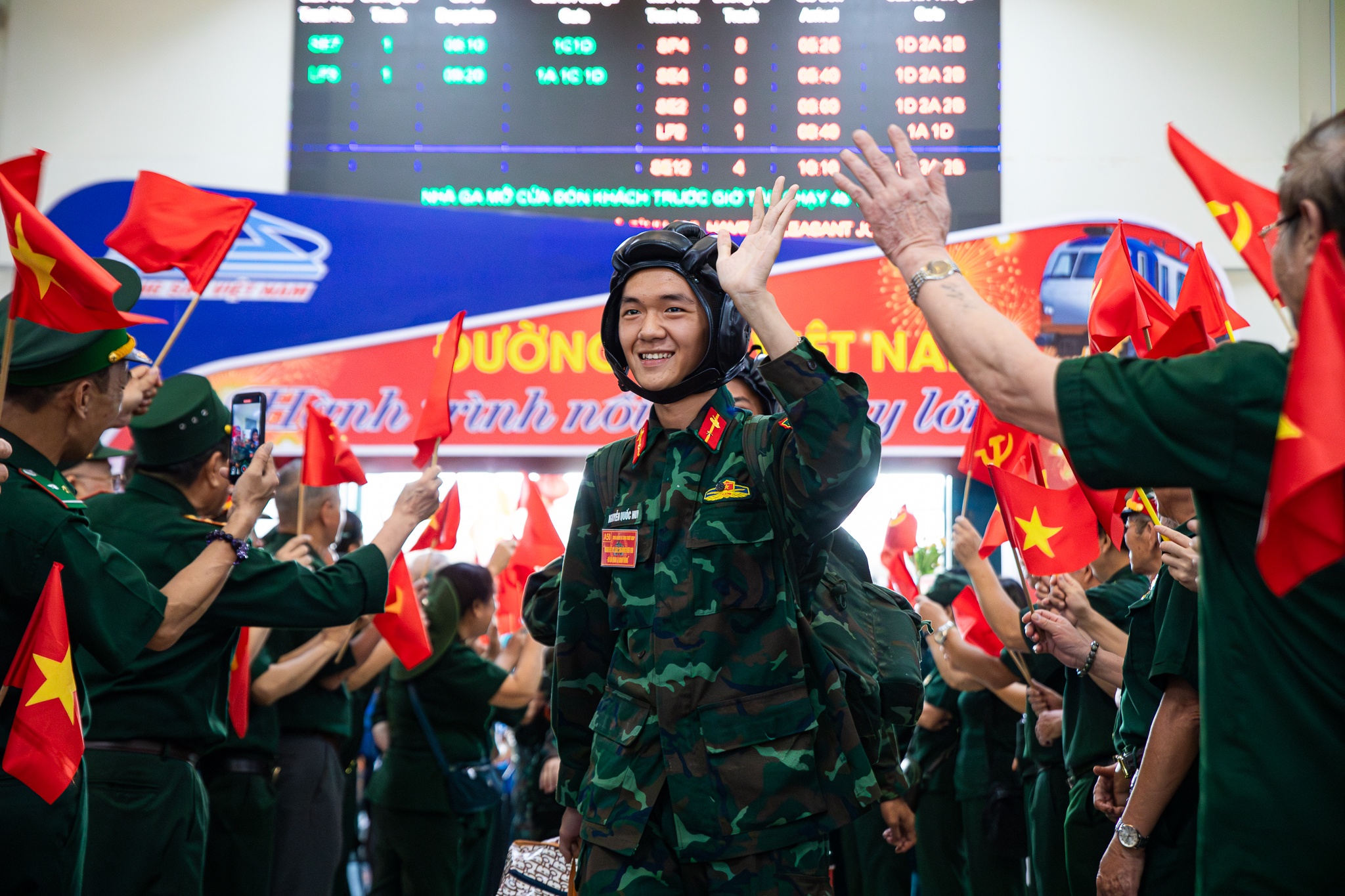 Nguoi dan nong nhiet chao don cac doan dieu binh tro ve don vi hinh anh