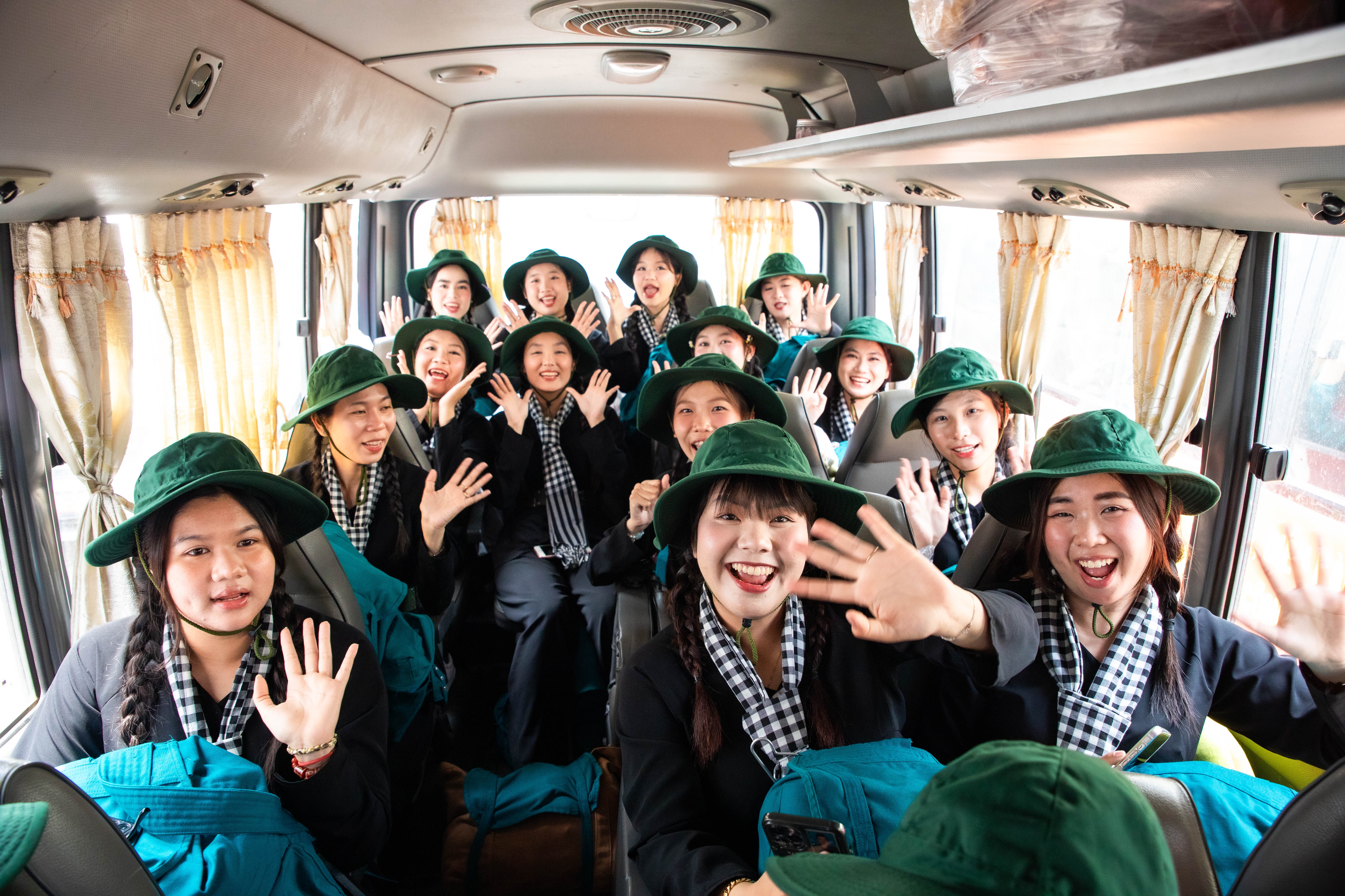 Nguoi dan nong nhiet chao don doan dieu binh tu mien Nam ra Ha Noi hinh anh