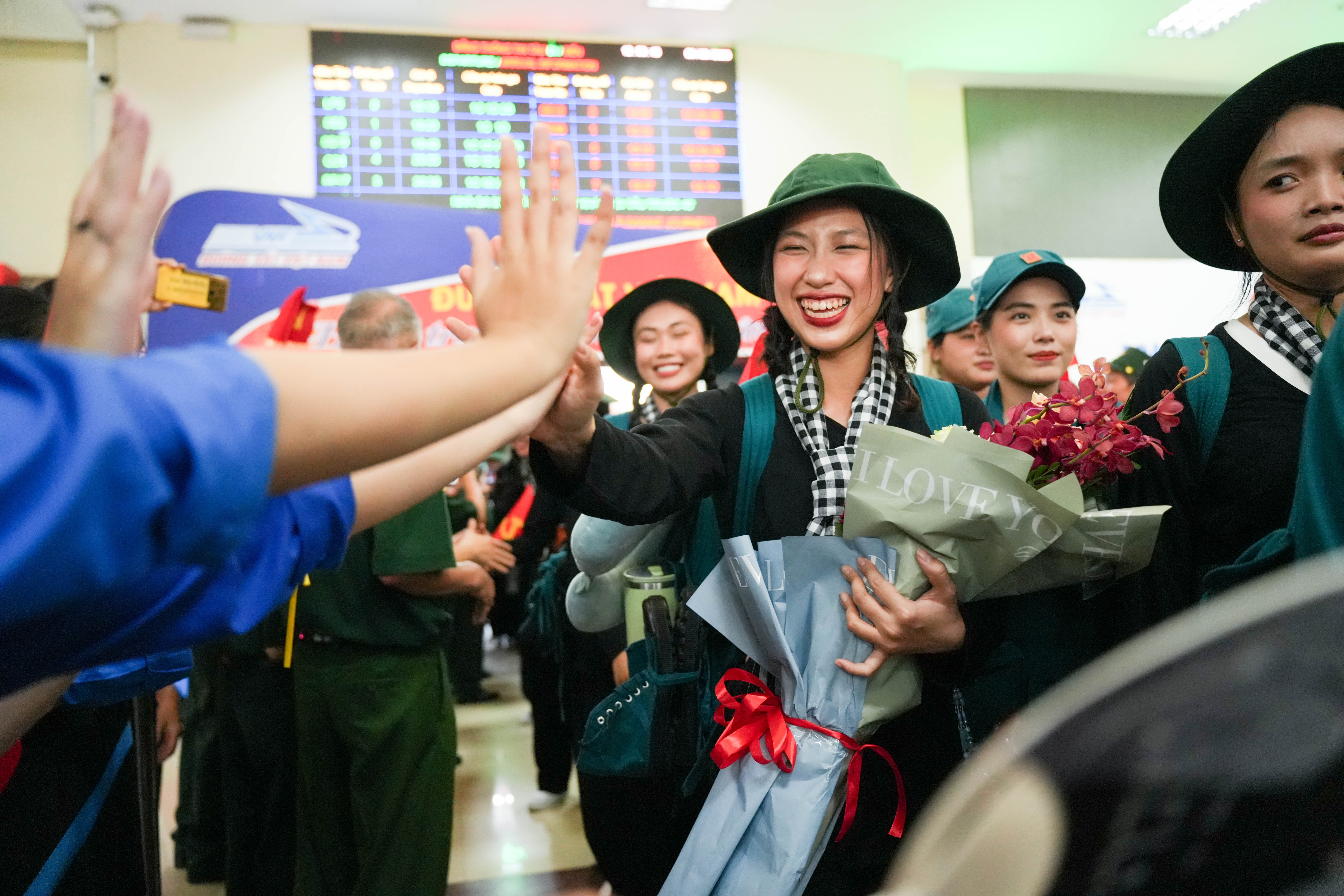Nhung ‘bong hong’ quan nhan tu mien Nam dat chan den Ha Noi hinh anh