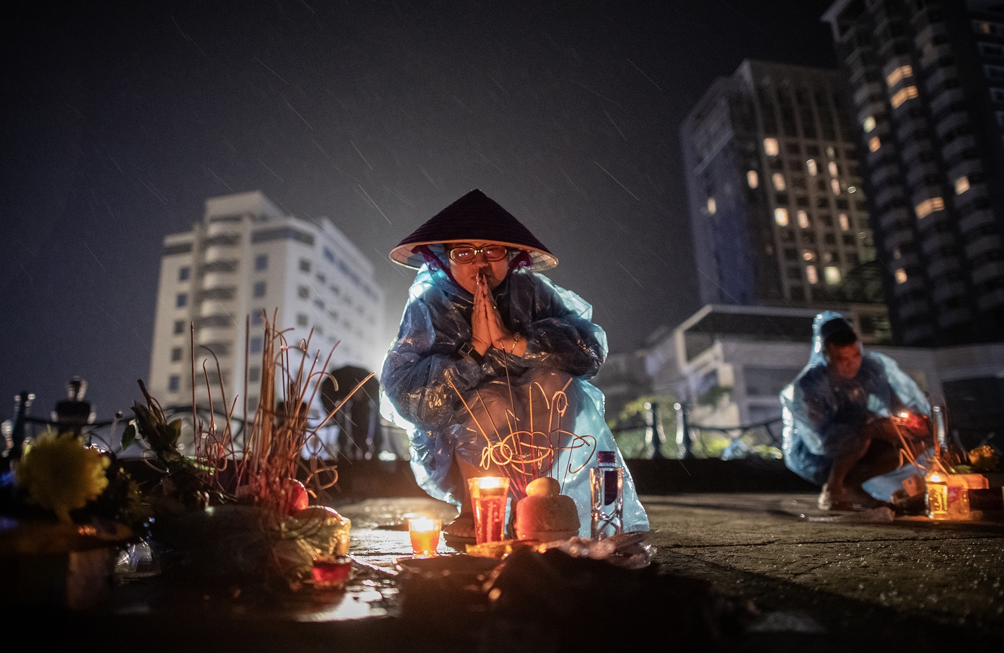 Xot xa nhung loi cau nguyen duoi chan cau Bai Chay hinh anh