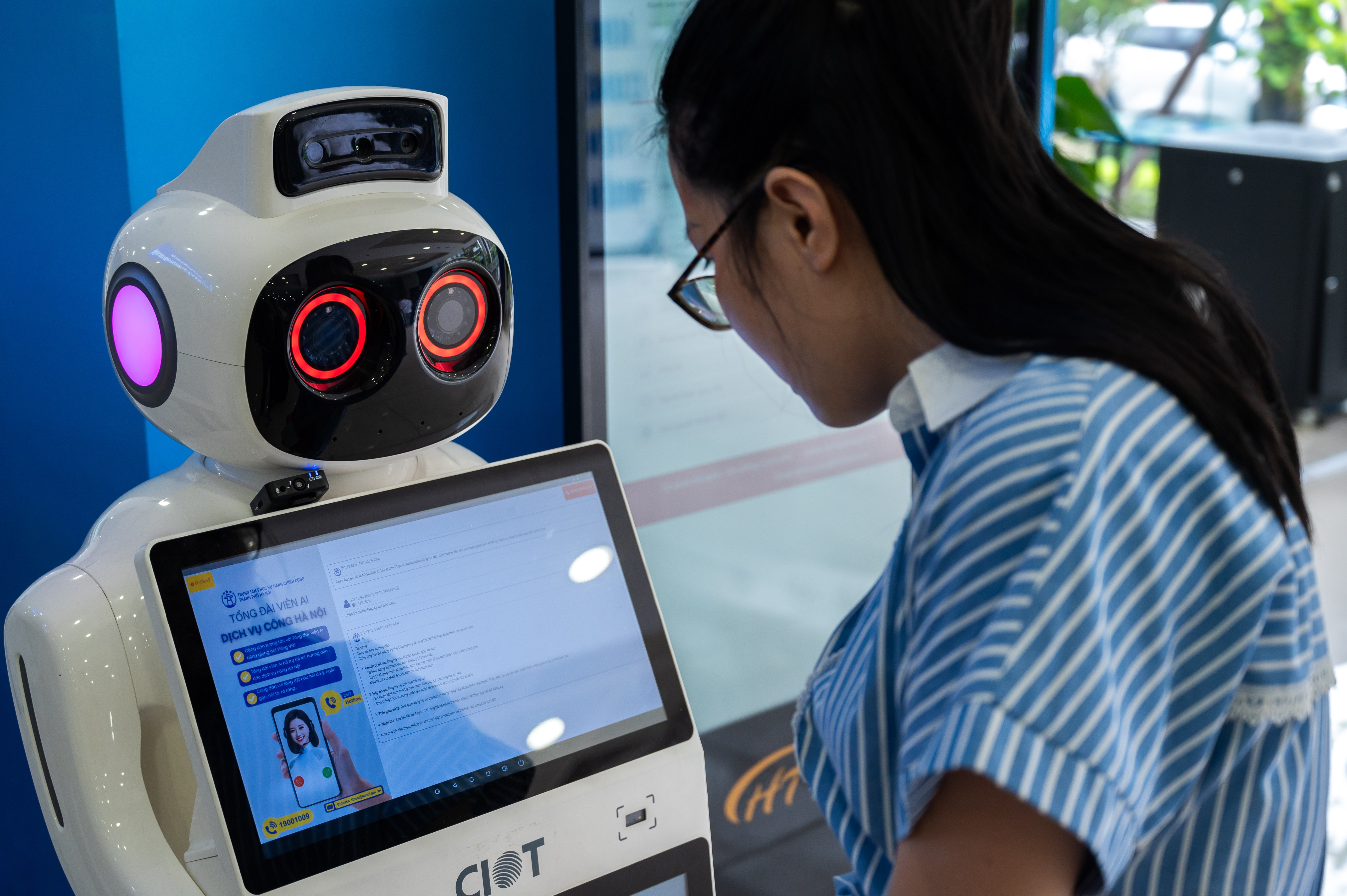Trai nghiem lam thu tuc hanh chinh voi robot AI hinh anh
