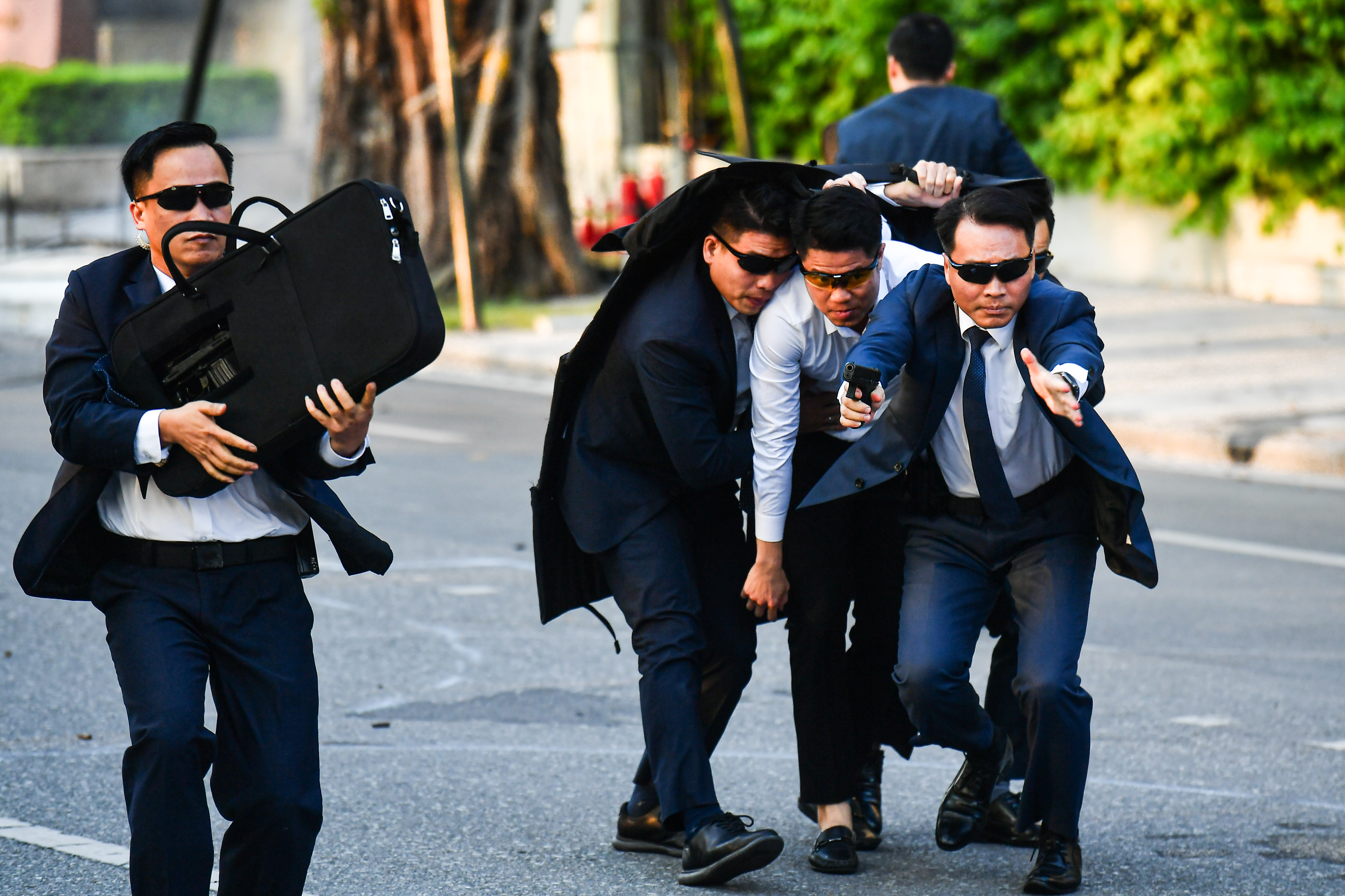 Ngam canh sat dac nhiem dien tap du day, chong khung bo tren pho di bo hinh anh