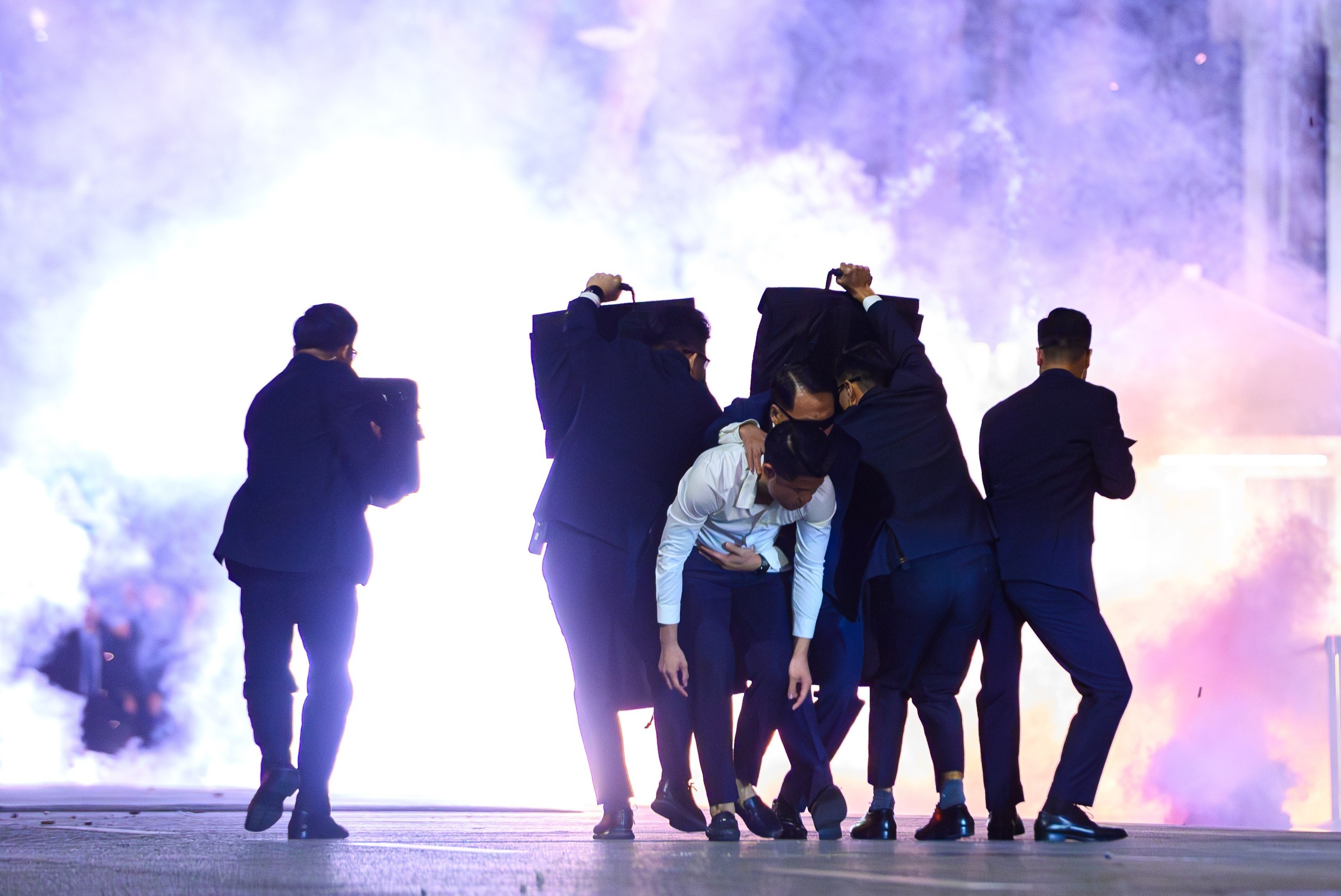 Man nhan voi man bieu dien chong khung bo cua luc luong Canh ve hinh anh