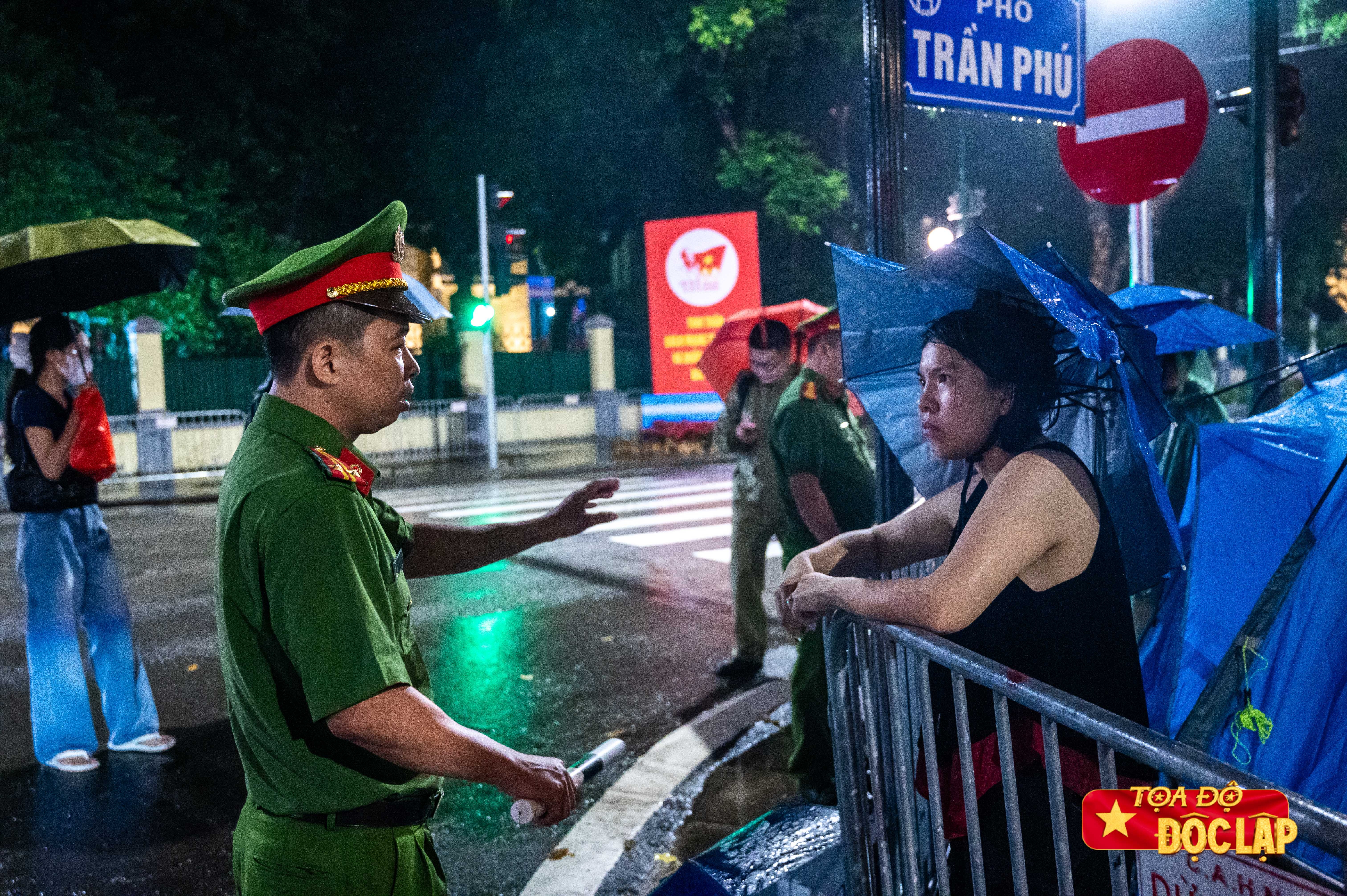 Khoảng 22h30, lực lượng chức năng, công an phường đã đến thuyết phục người dân gỡ bỏ lều vì đây là khu vực cần được kiểm soát an ninh cho đến sáng 27/8.