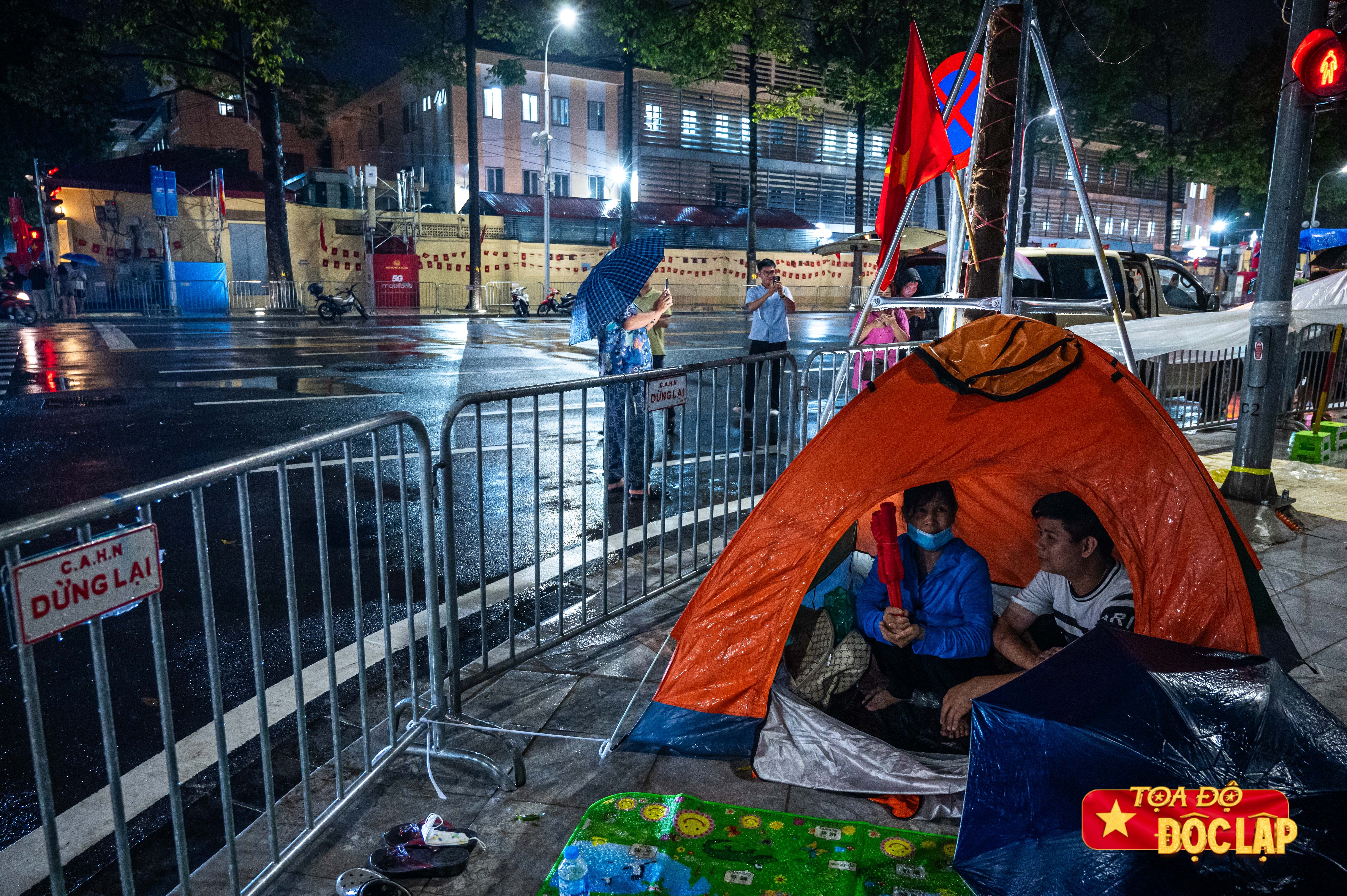 Một số người cho biết trong hai buổi tổng hợp luyện vào ngày 21 và 24/8 vì đi trễ mà không giữ được chỗ đẹp xem diễu binh, nên quyết tâm đi trước cả một ngày chờ theo dõi sơ duyệt đêm 27/8.