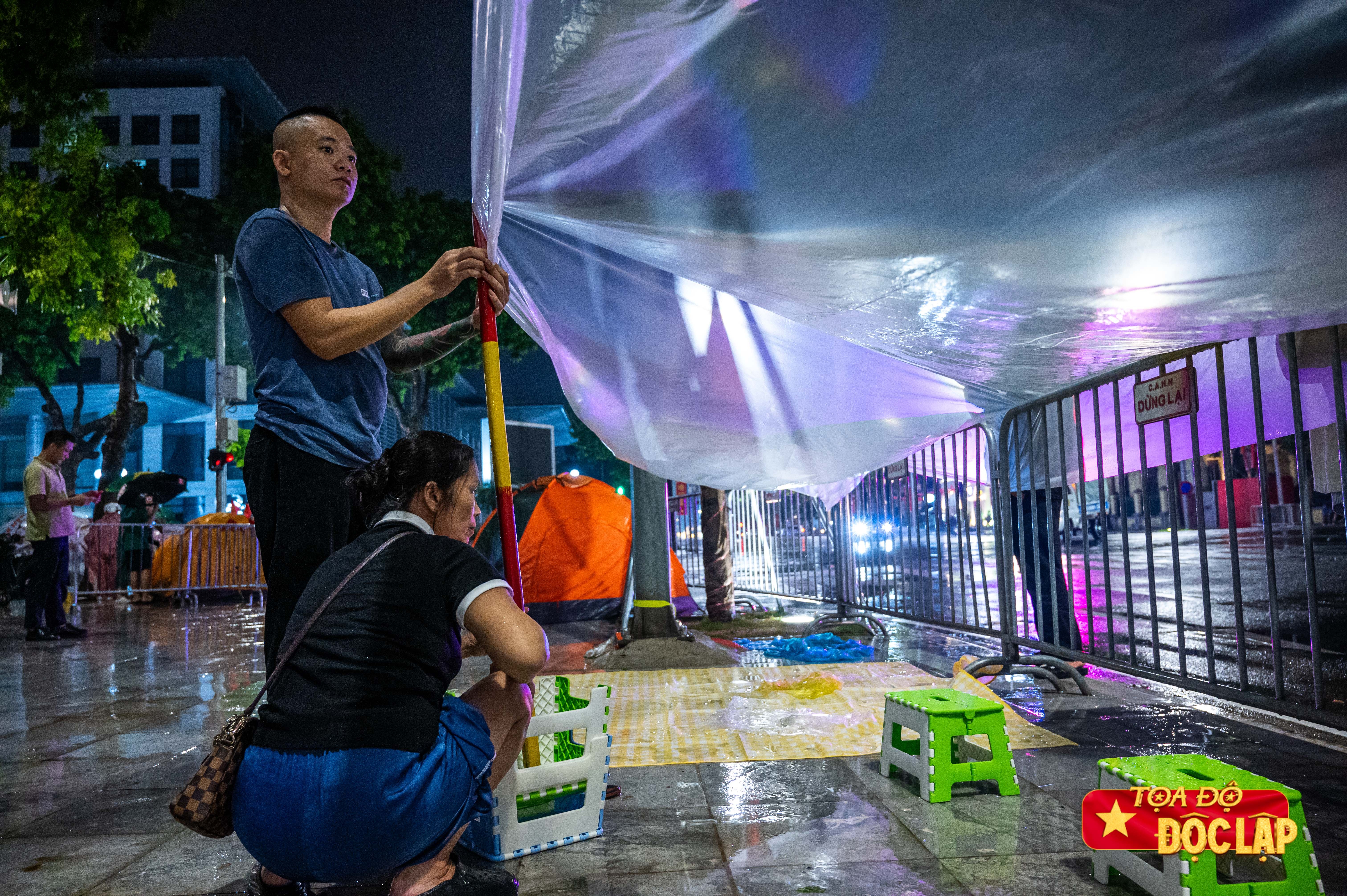Đa số các vật dụng như lều, bạt, trại được sử dụng đều là đồ mới mua hoặc đi thuê từ các điểm cắm trại. Mọi người bắt đầu dựng lều từ lúc 22h, bất chấp cơn mưa nặng hạt.