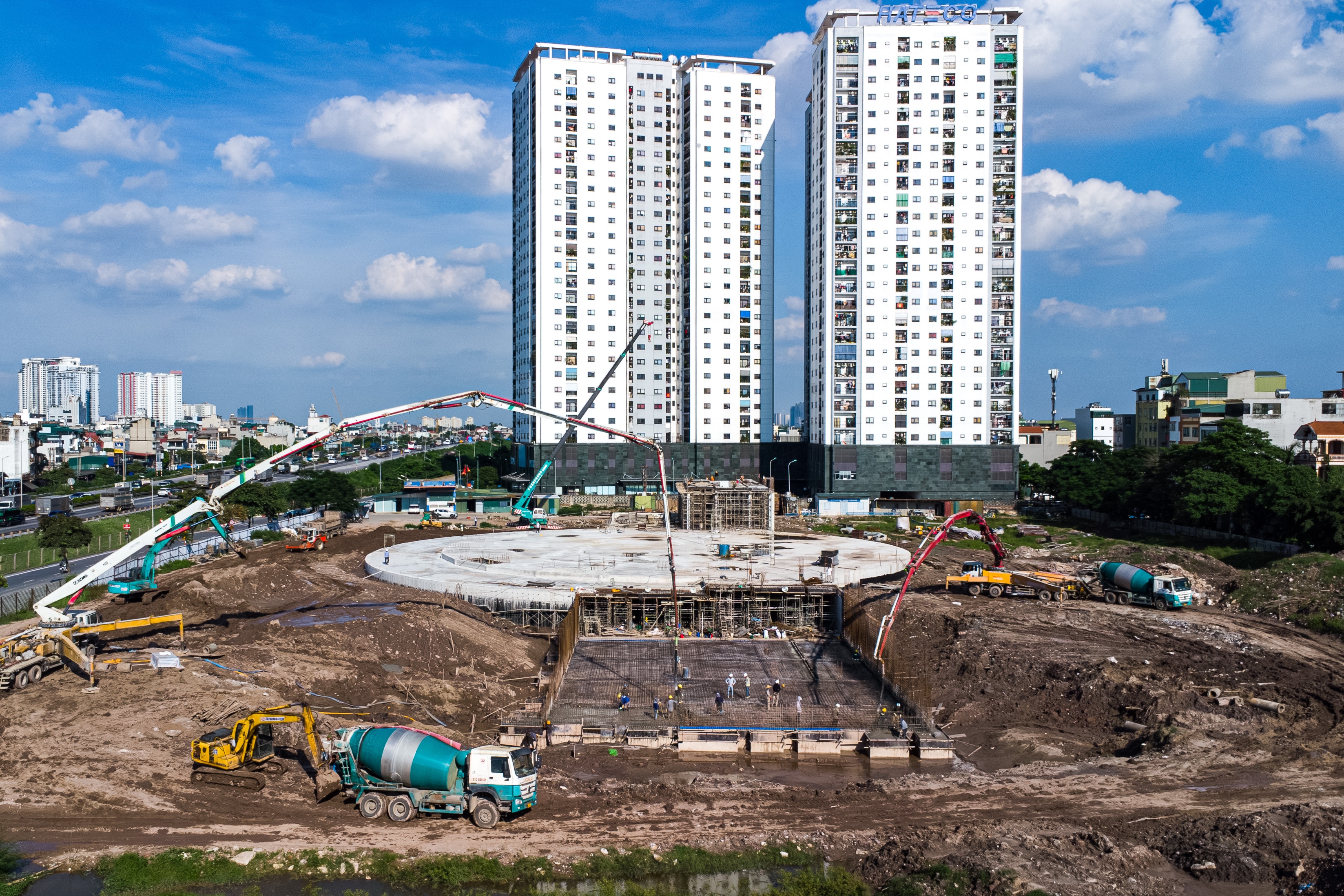 Toan canh ben xe khach hien dai o Ha Noi hoat dong vao quy II/2026 hinh anh