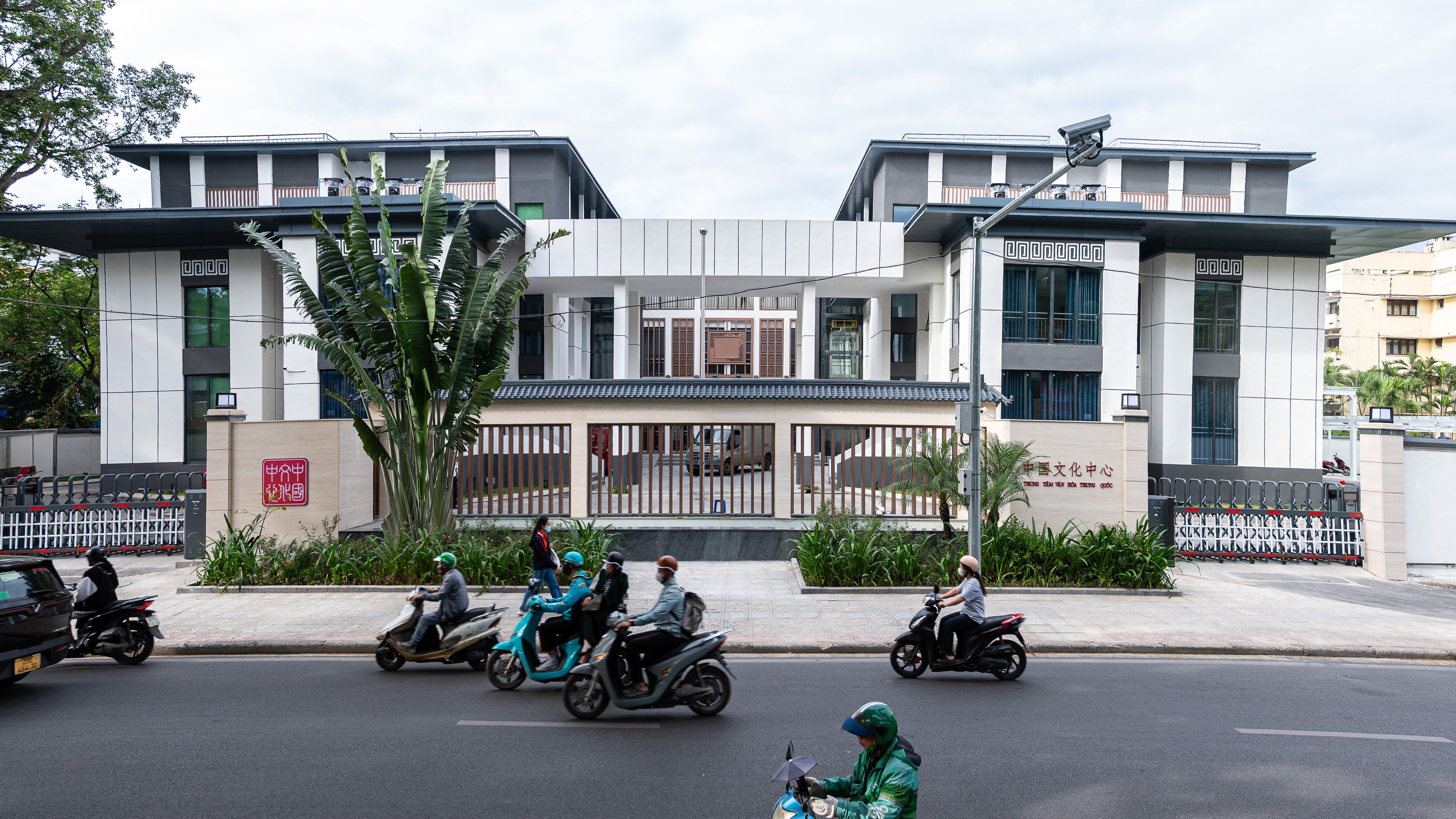 Hinh anh khac la cua ngoi nha so 300 Kim Ma sau nhieu nam bo hoang hinh anh