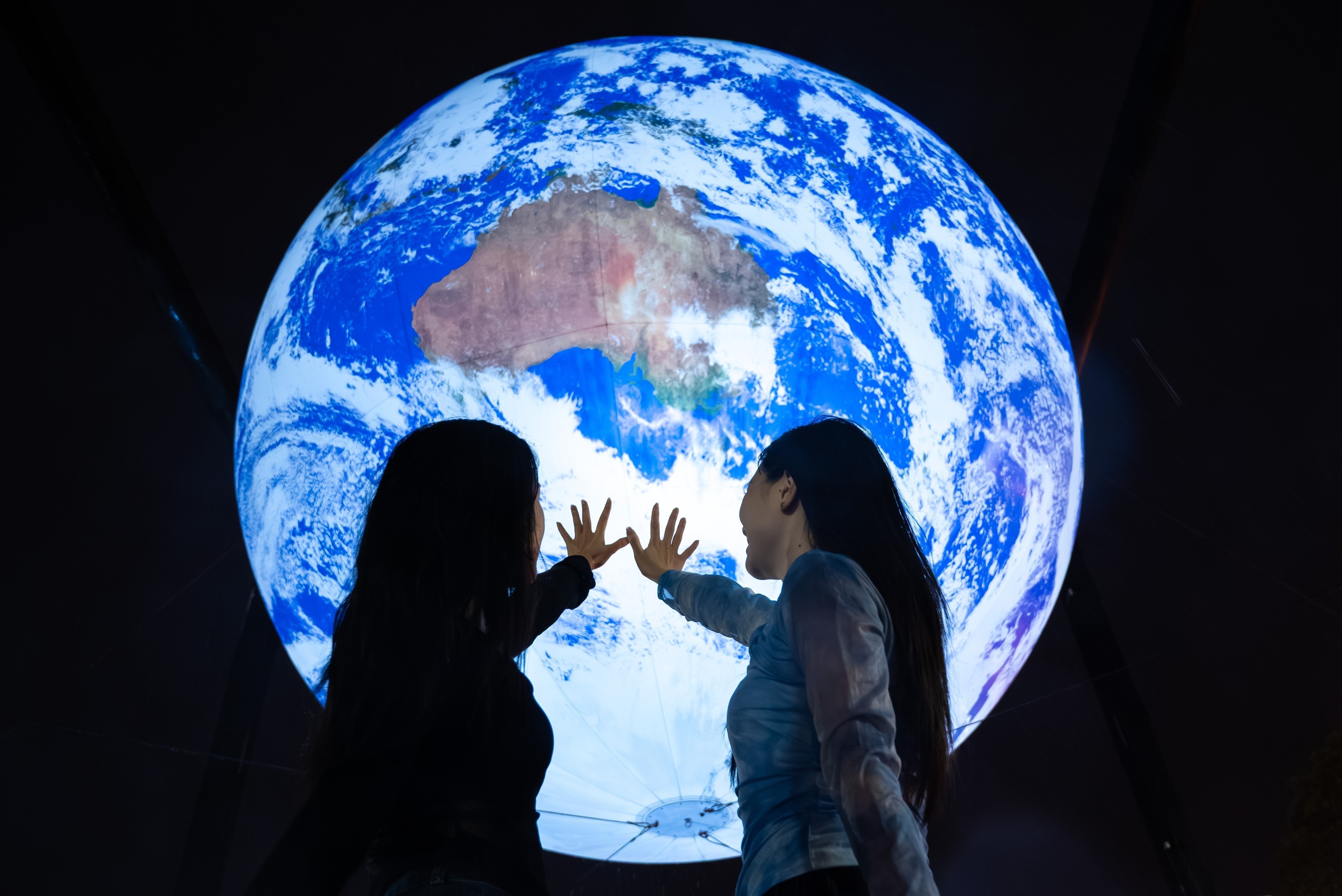 Doi mua check-in mo hinh Trai Dat khong lo ben Ho Tay hinh anh