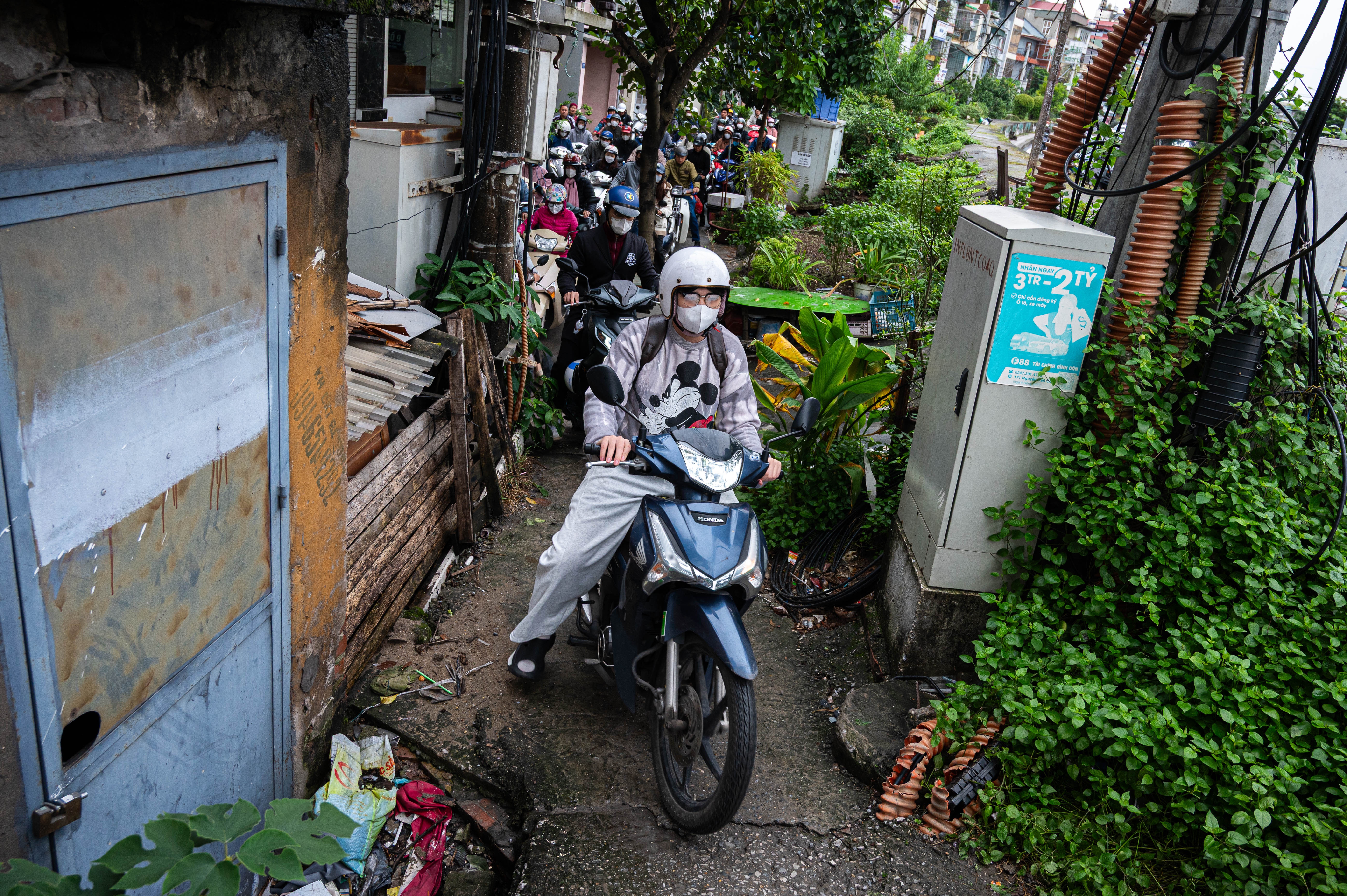 Giao thong hon loan khi cau Long Bien cam duong de sua chua hinh anh