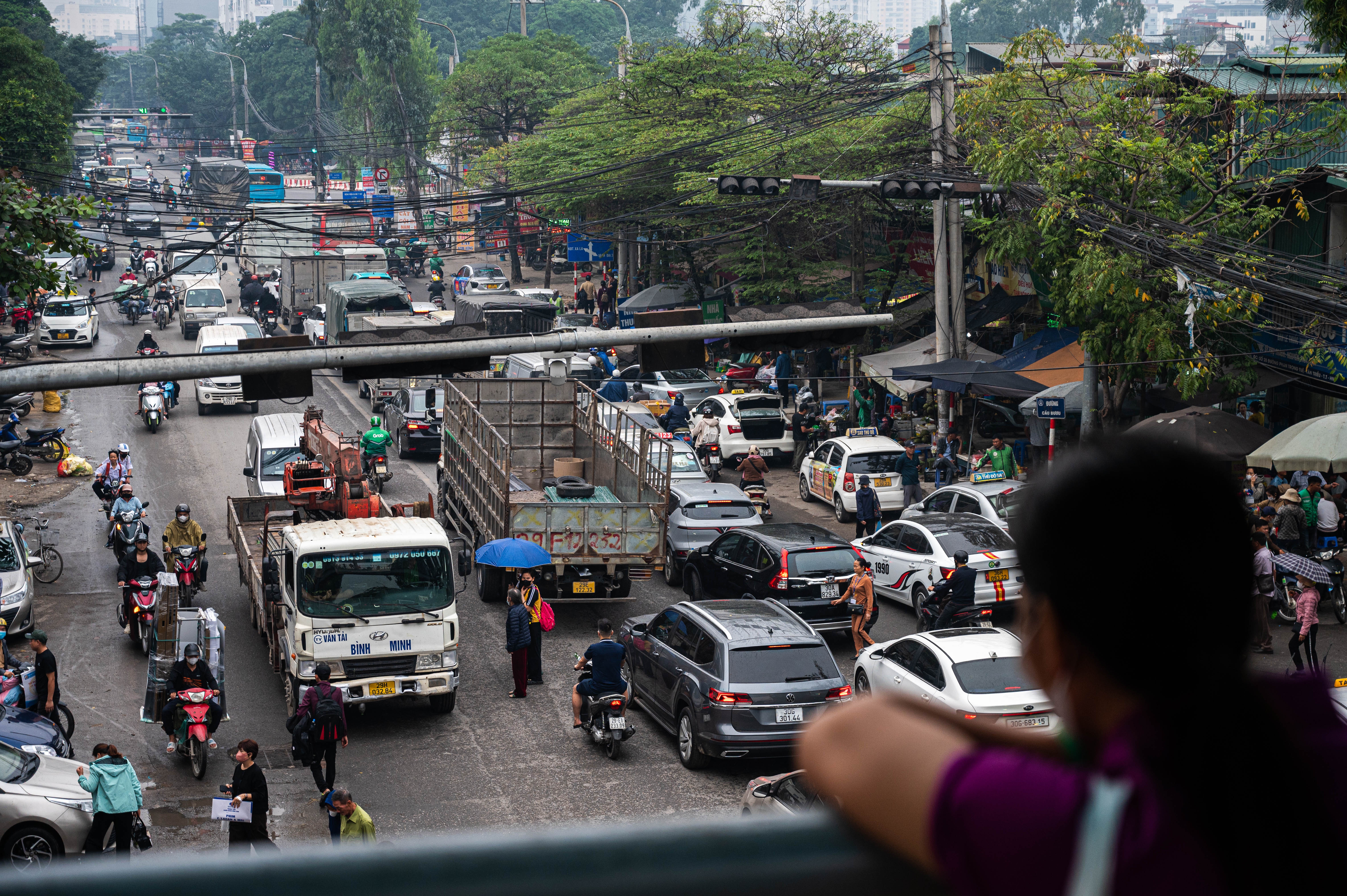 Giao thong hon loan o nut giao cau vuot thi cong do dang tai Ha Noi hinh anh
