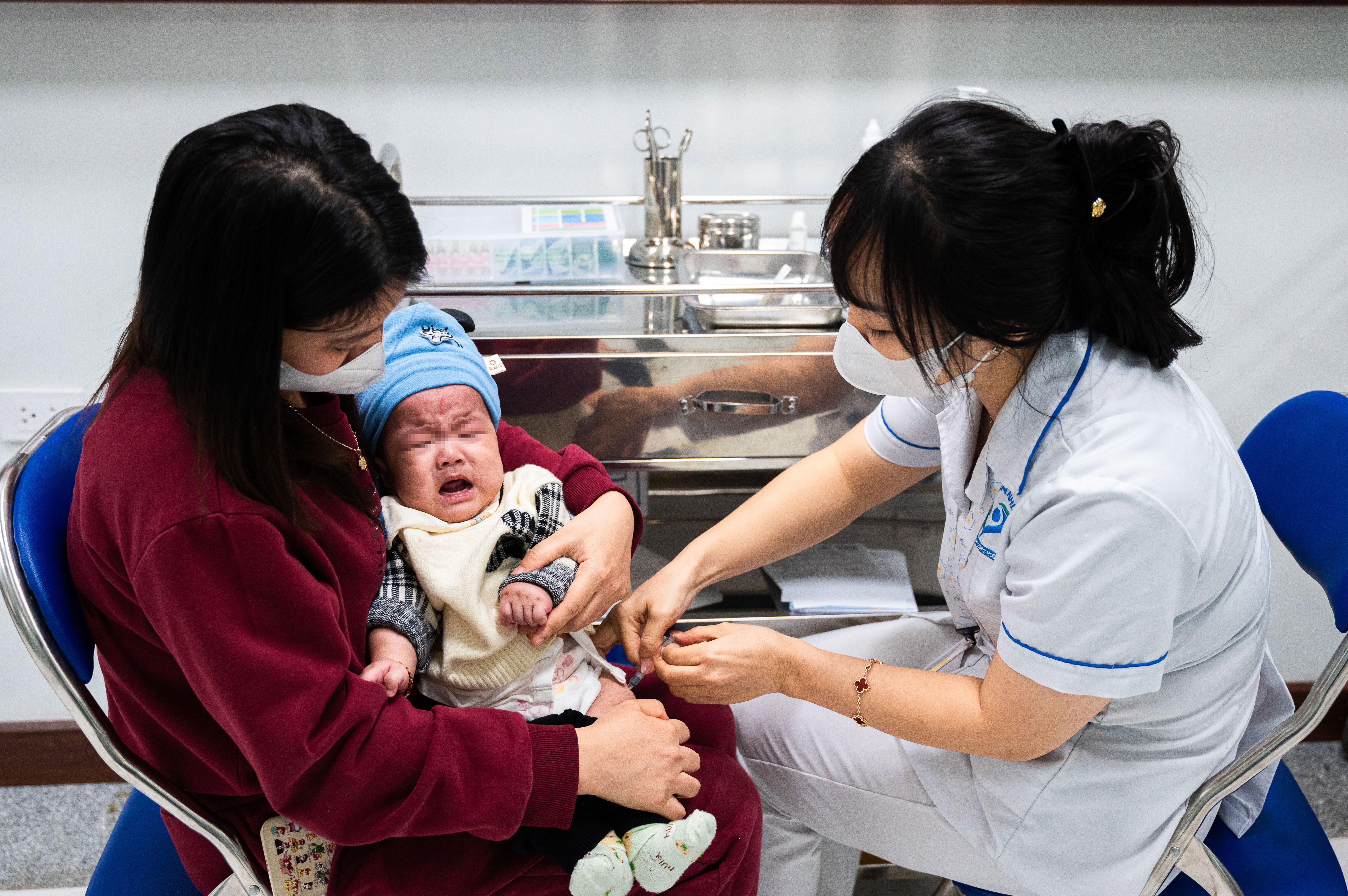 Canh khac la o trung tam tiem chung trong mua cum hinh anh