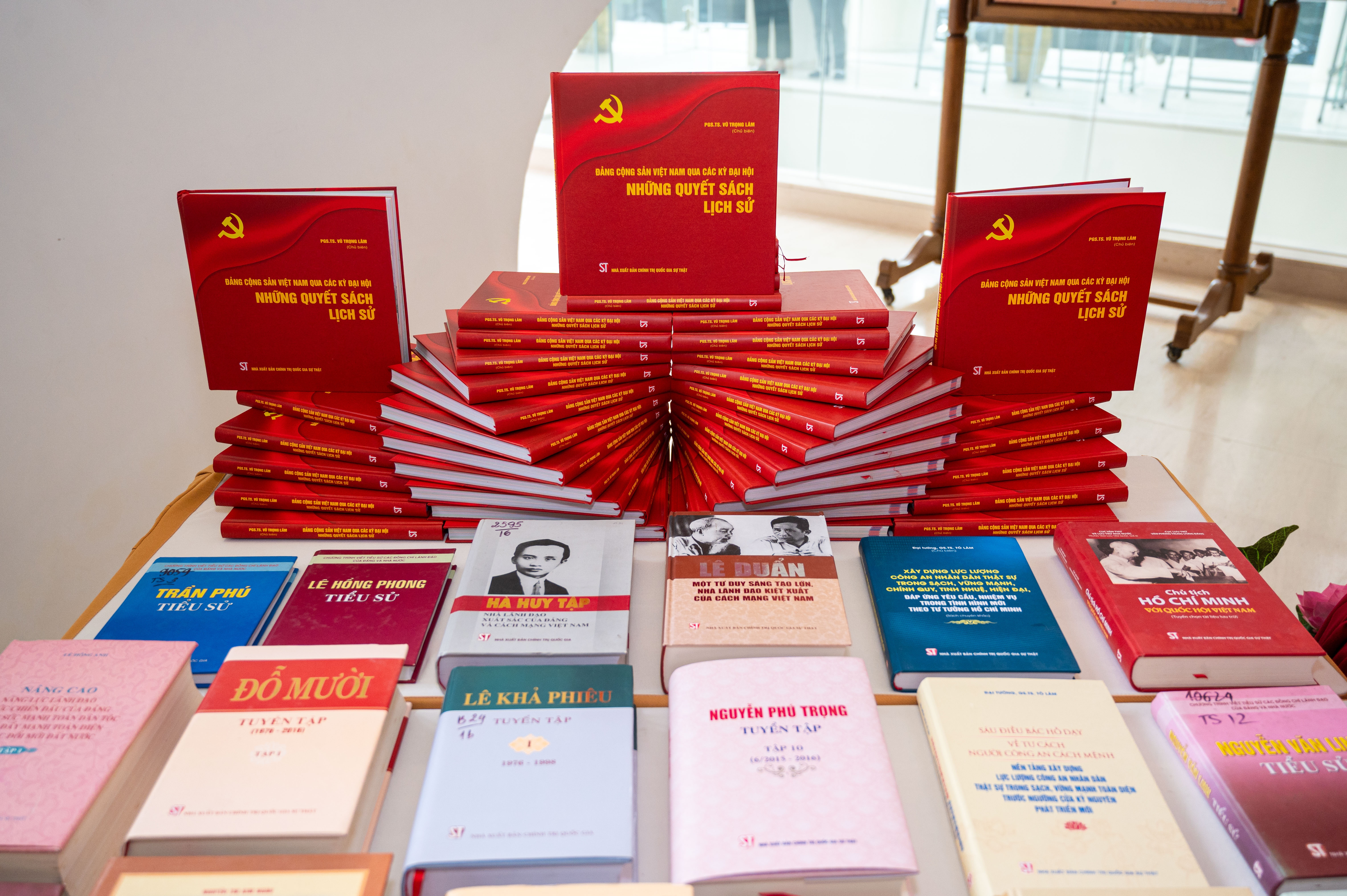 NXB Chinh tri quoc gia anh 4