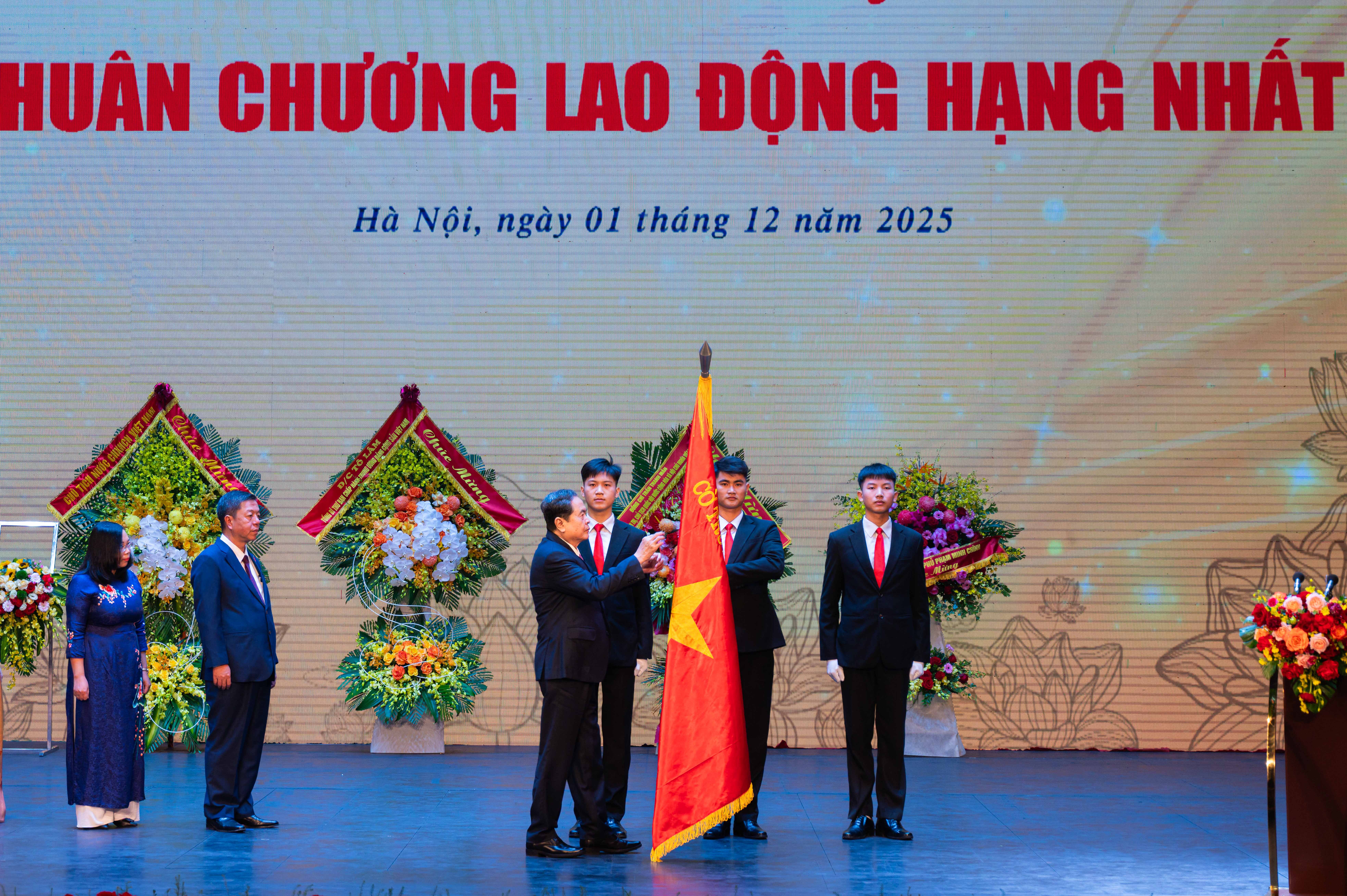 NXB Chinh tri quoc gia Su that nhan Huan chuong Lao dong hang Nhat hinh anh