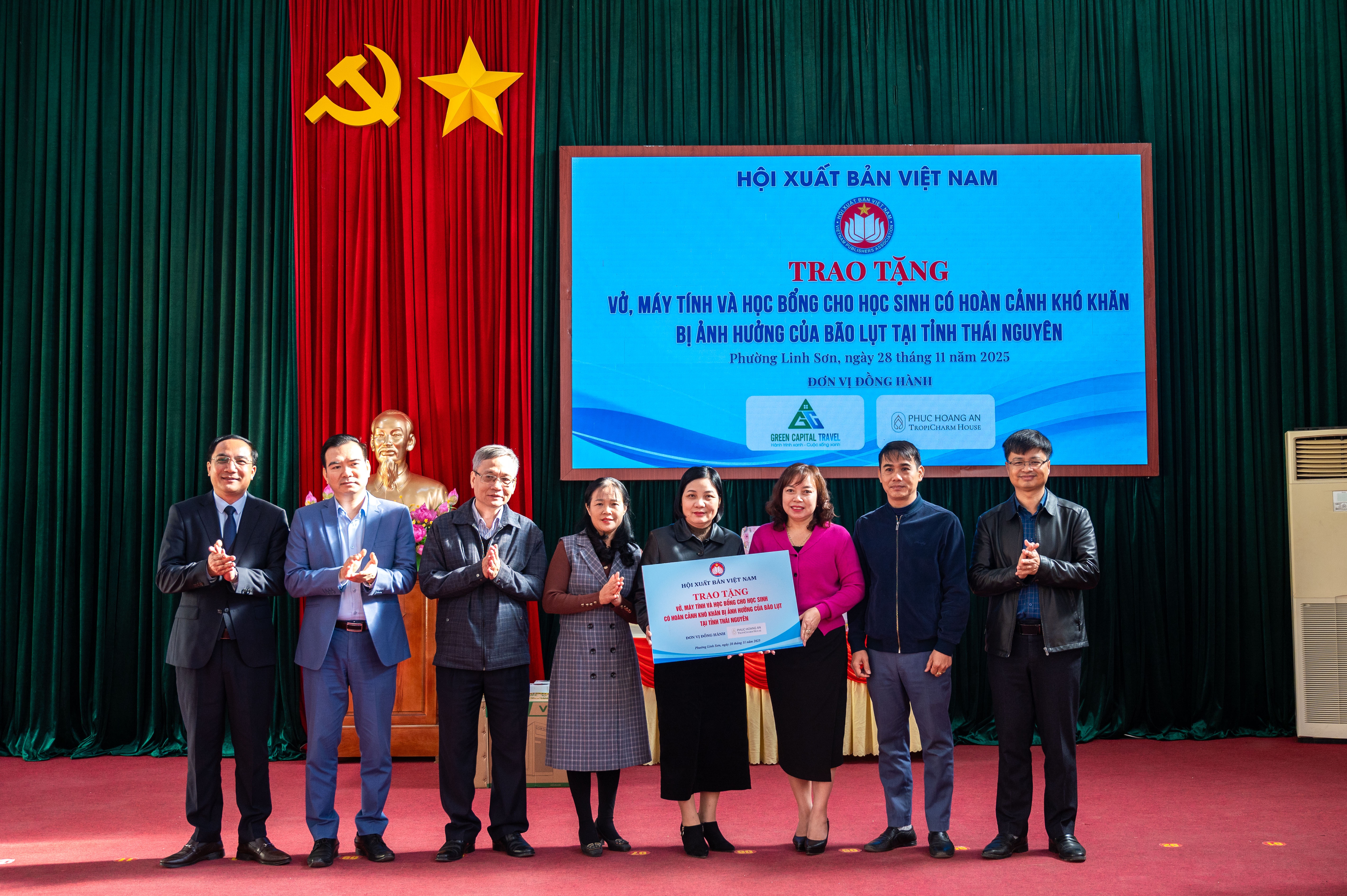 hoi xuat ban trao qua anh 2