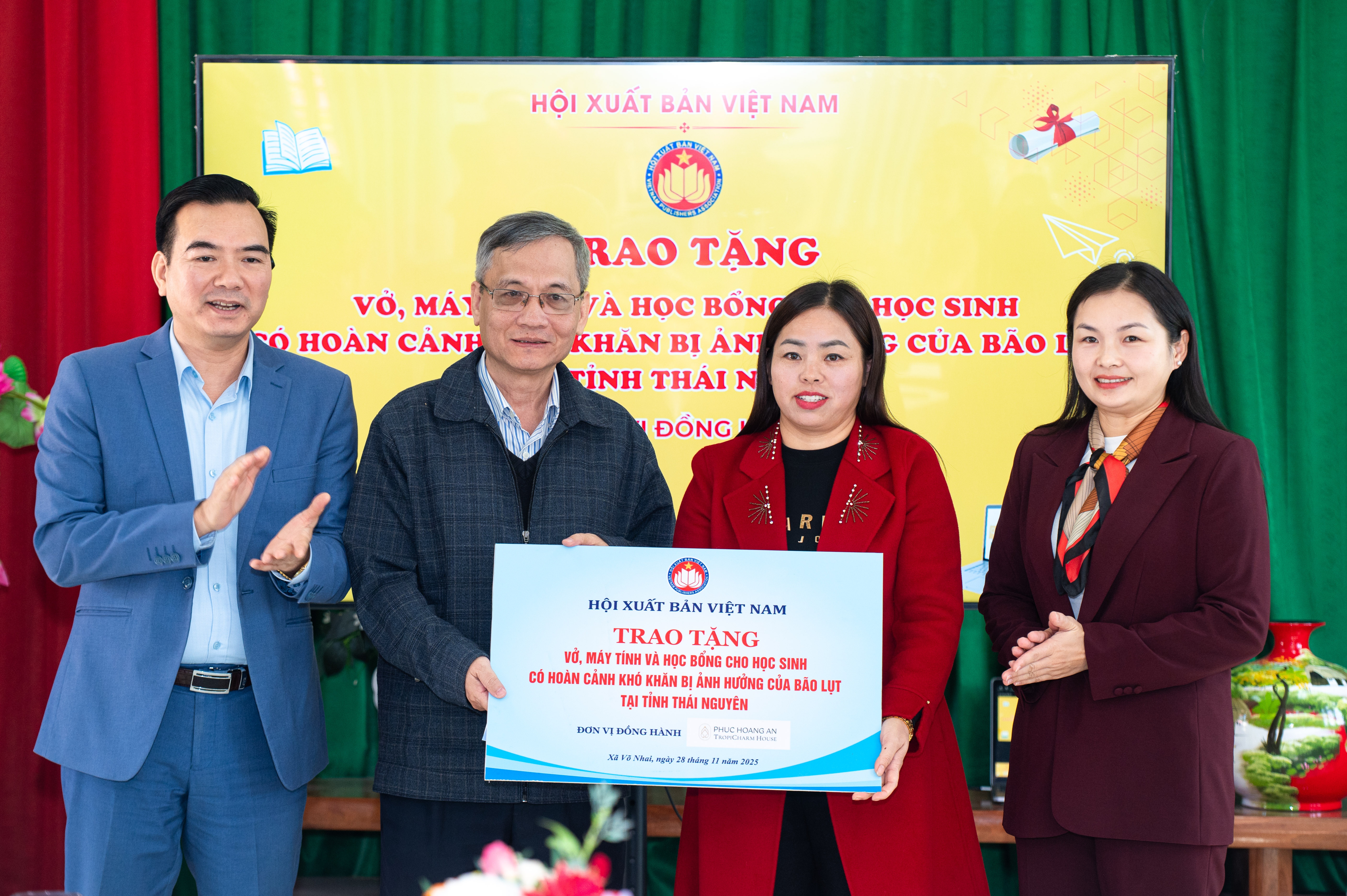 hoi xuat ban trao qua anh 5