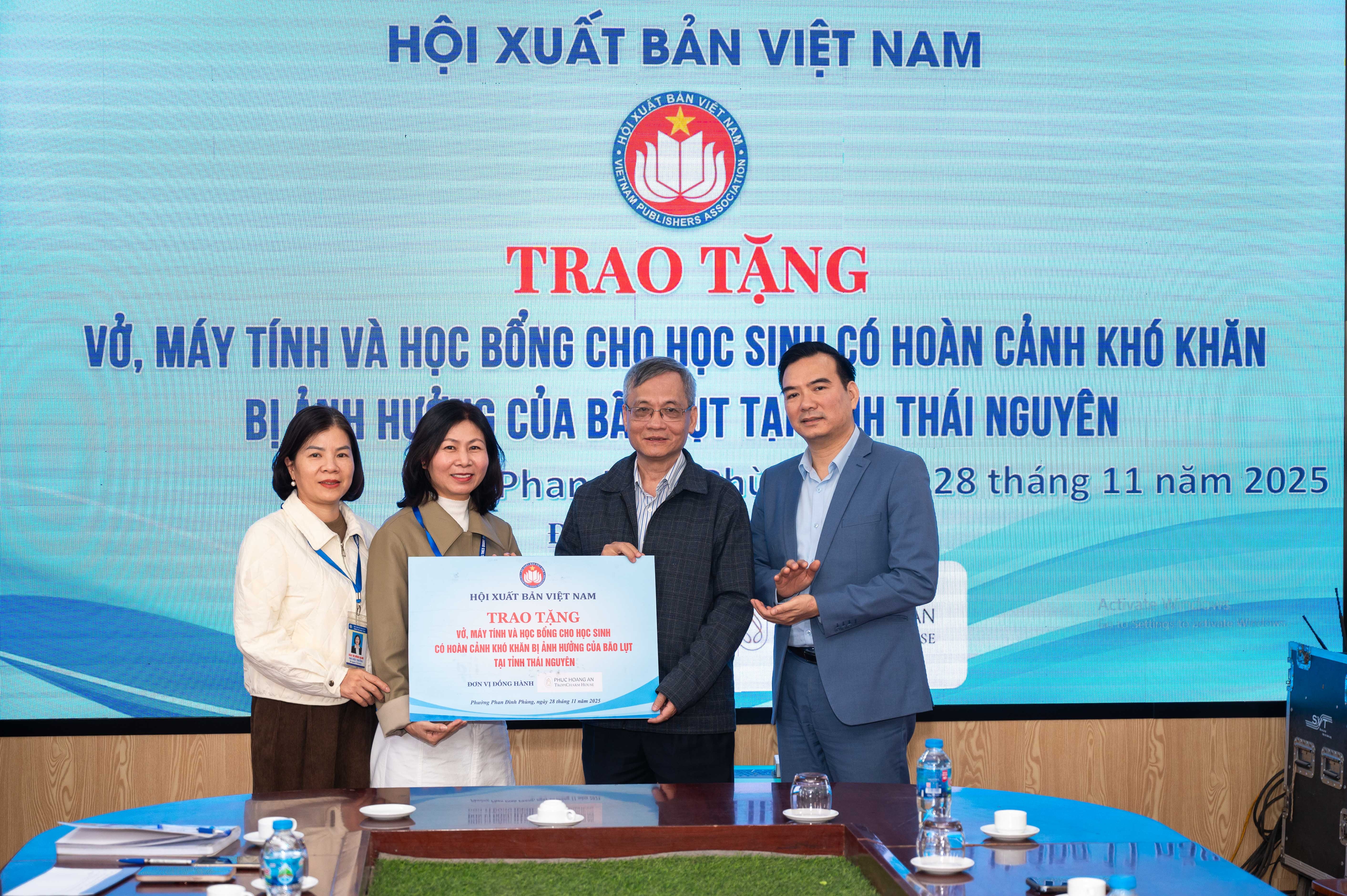 hoi xuat ban trao qua anh 6