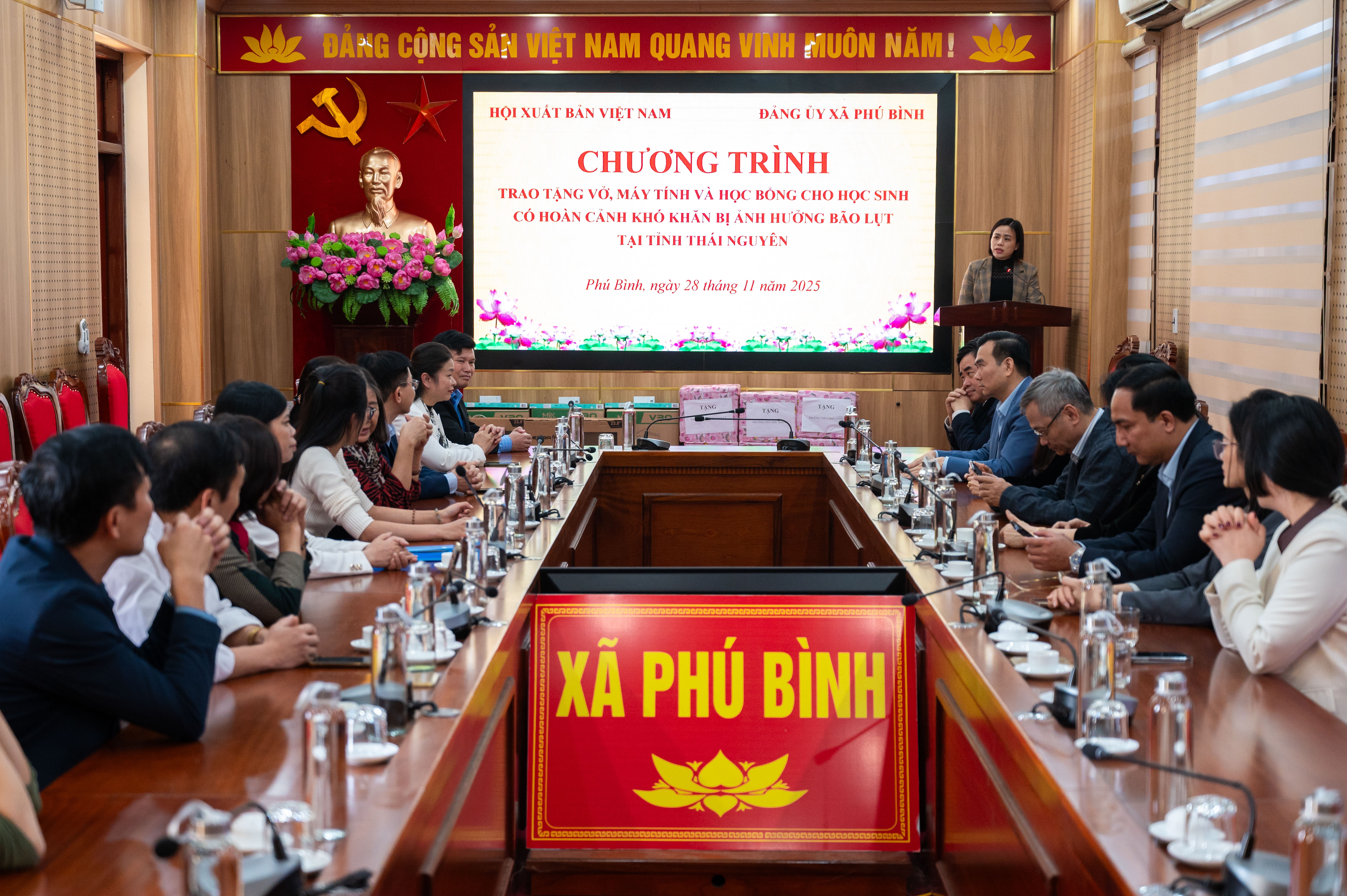 hoi xuat ban trao qua anh 7