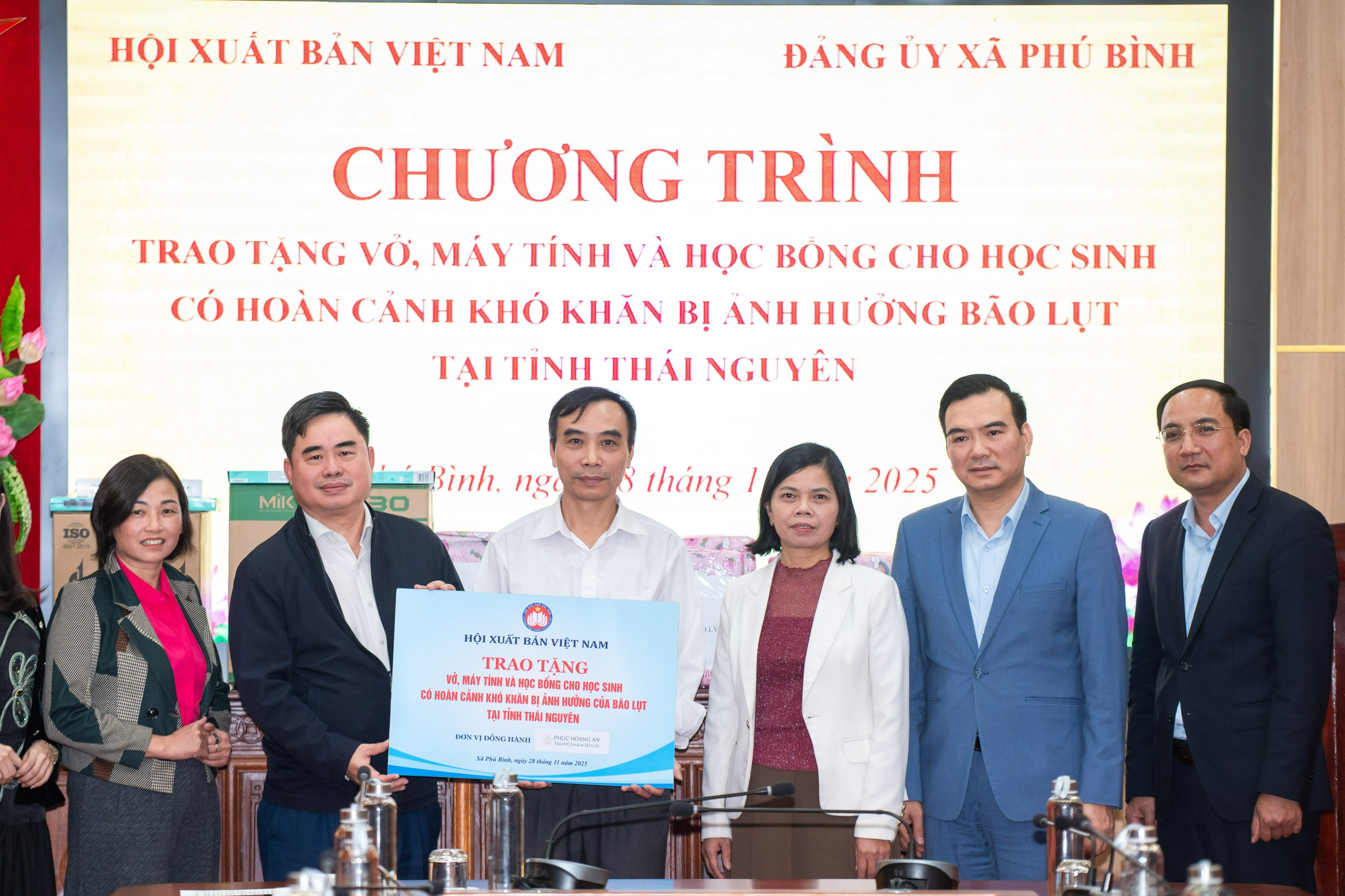 Hoi Xuat ban trao qua toi hoc sinh kho khan bi anh huong boi bao lu hinh anh