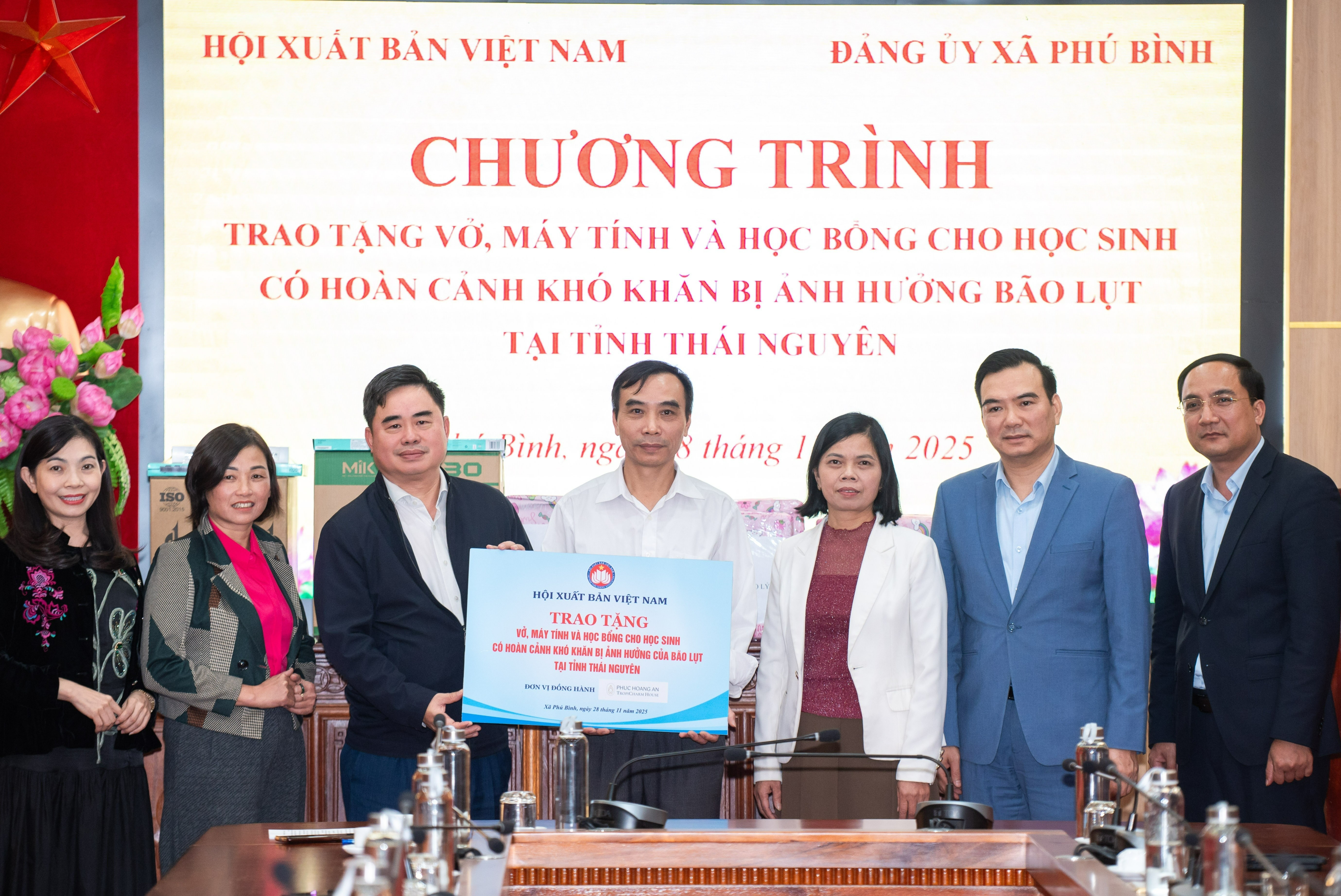 hoi xuat ban trao qua anh 9