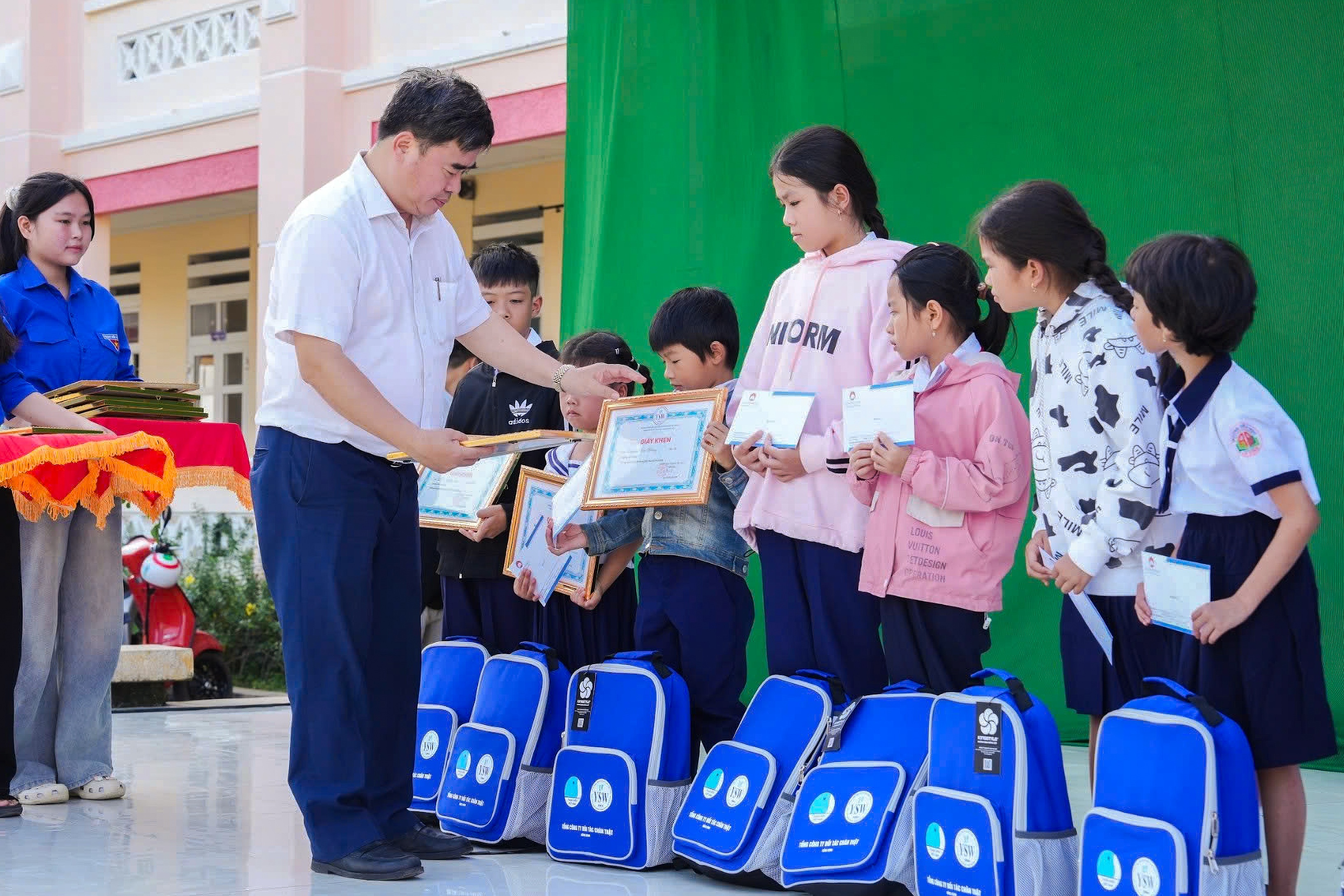 hoi xuat ban trao qua anh 10