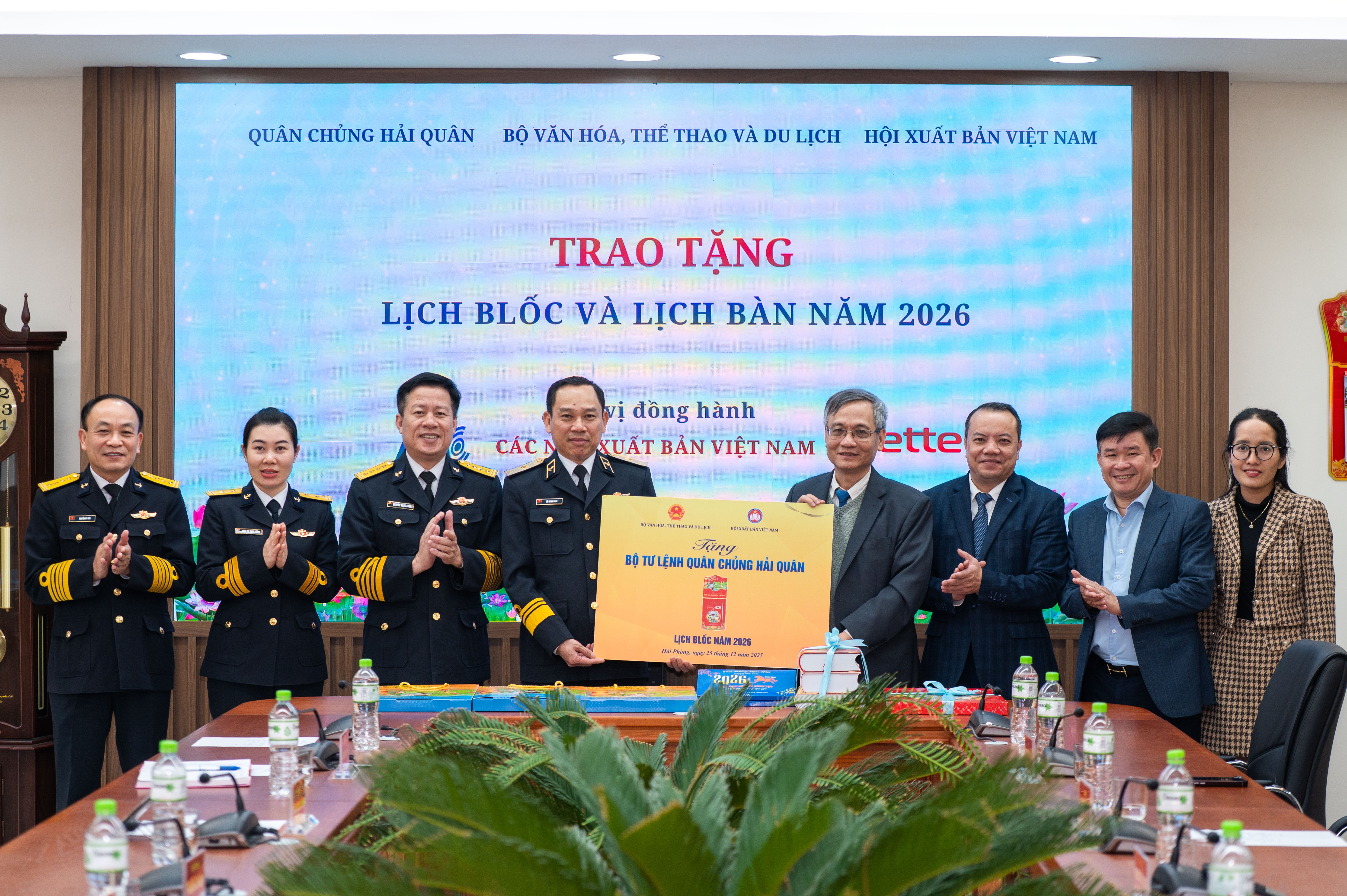 Hoi Xuat ban Viet Nam tang sach, lich ban toi can bo chien si Hai quan hinh anh