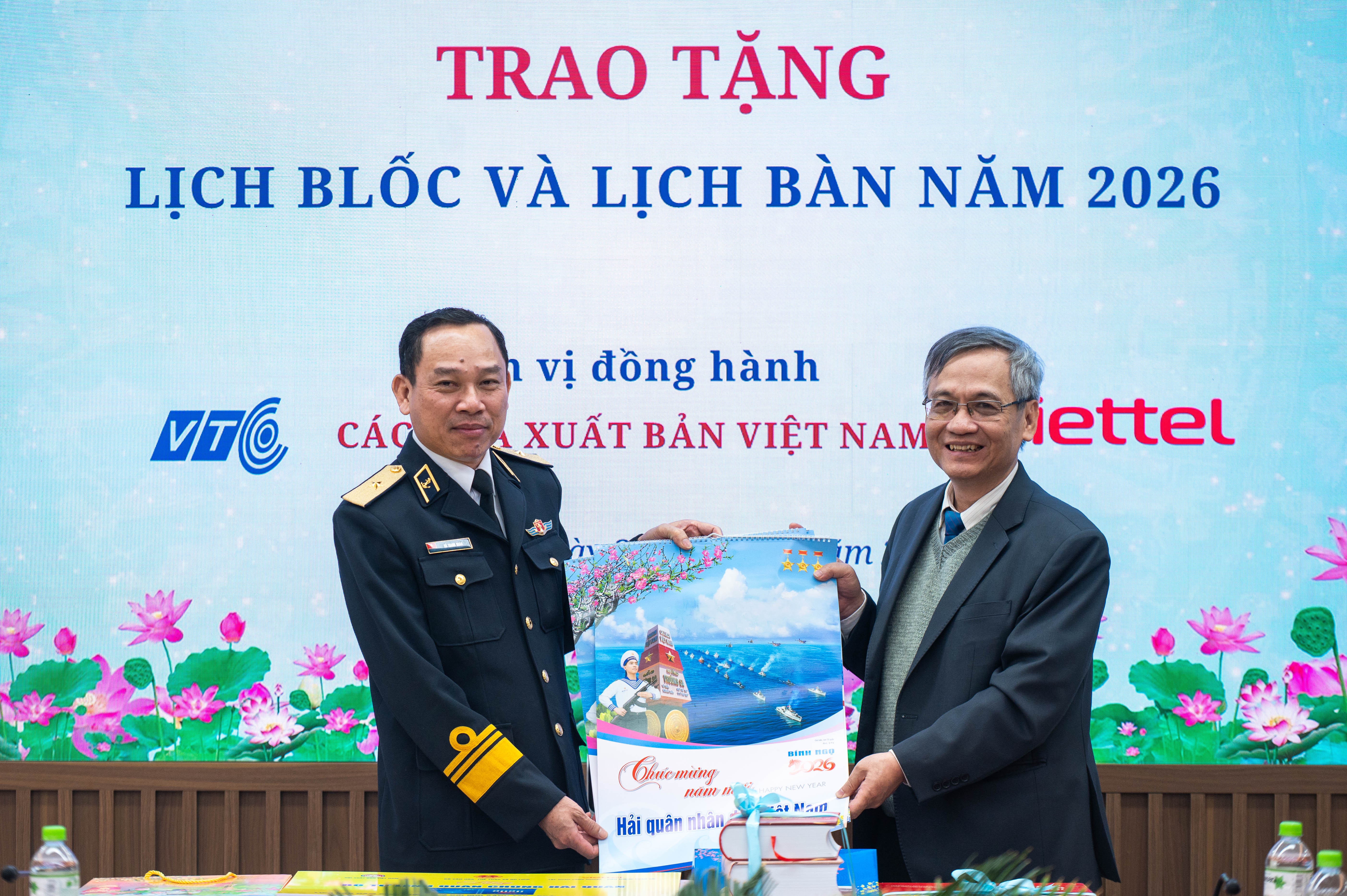 Hoi Xuat ban Viet Nam tang sach, lich ban toi can bo chien si Hai quan hinh anh