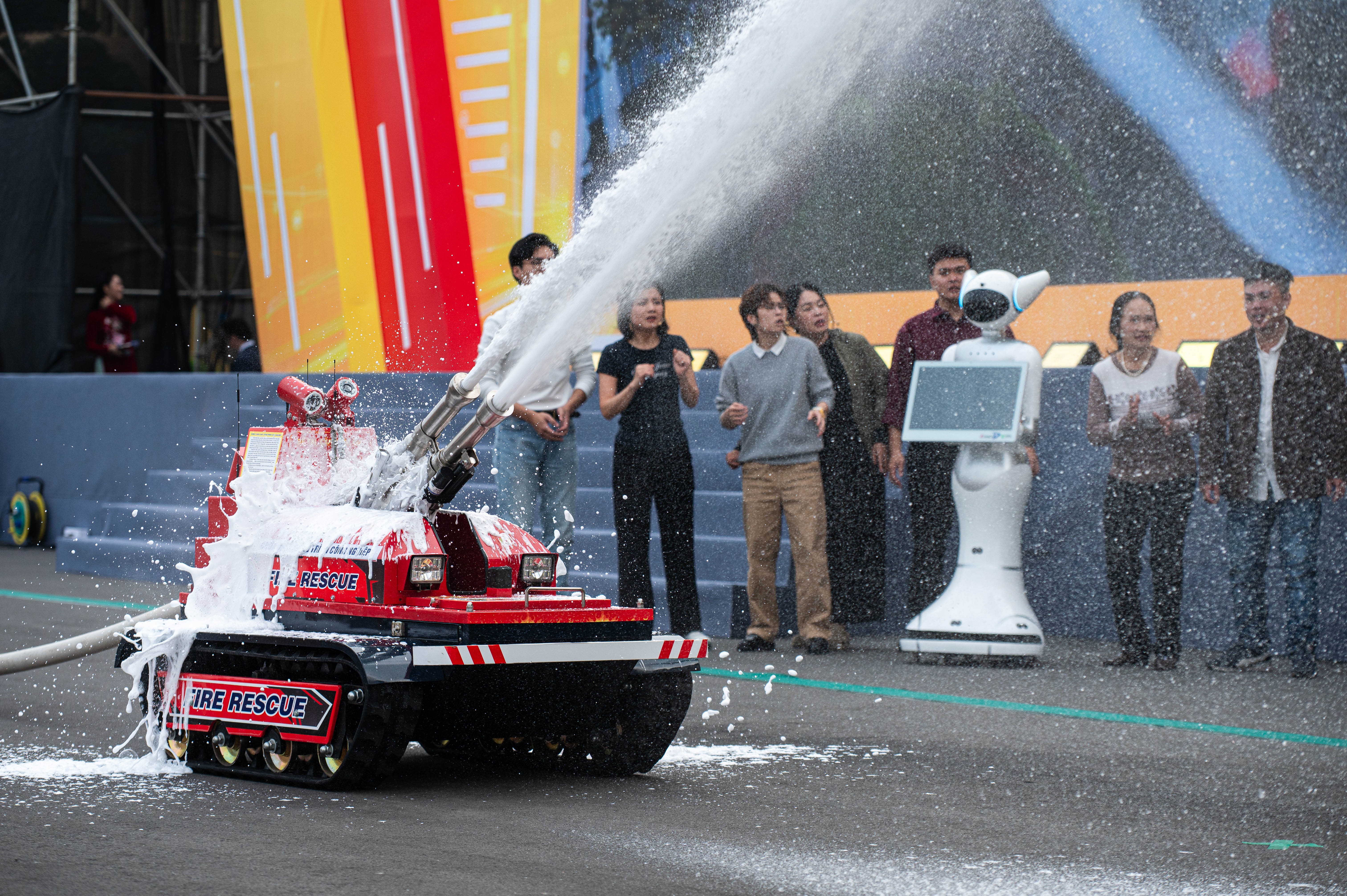 Can canh dan UAV, robot chua chay, xe tu hanh trinh dien tai Ha Noi hinh anh