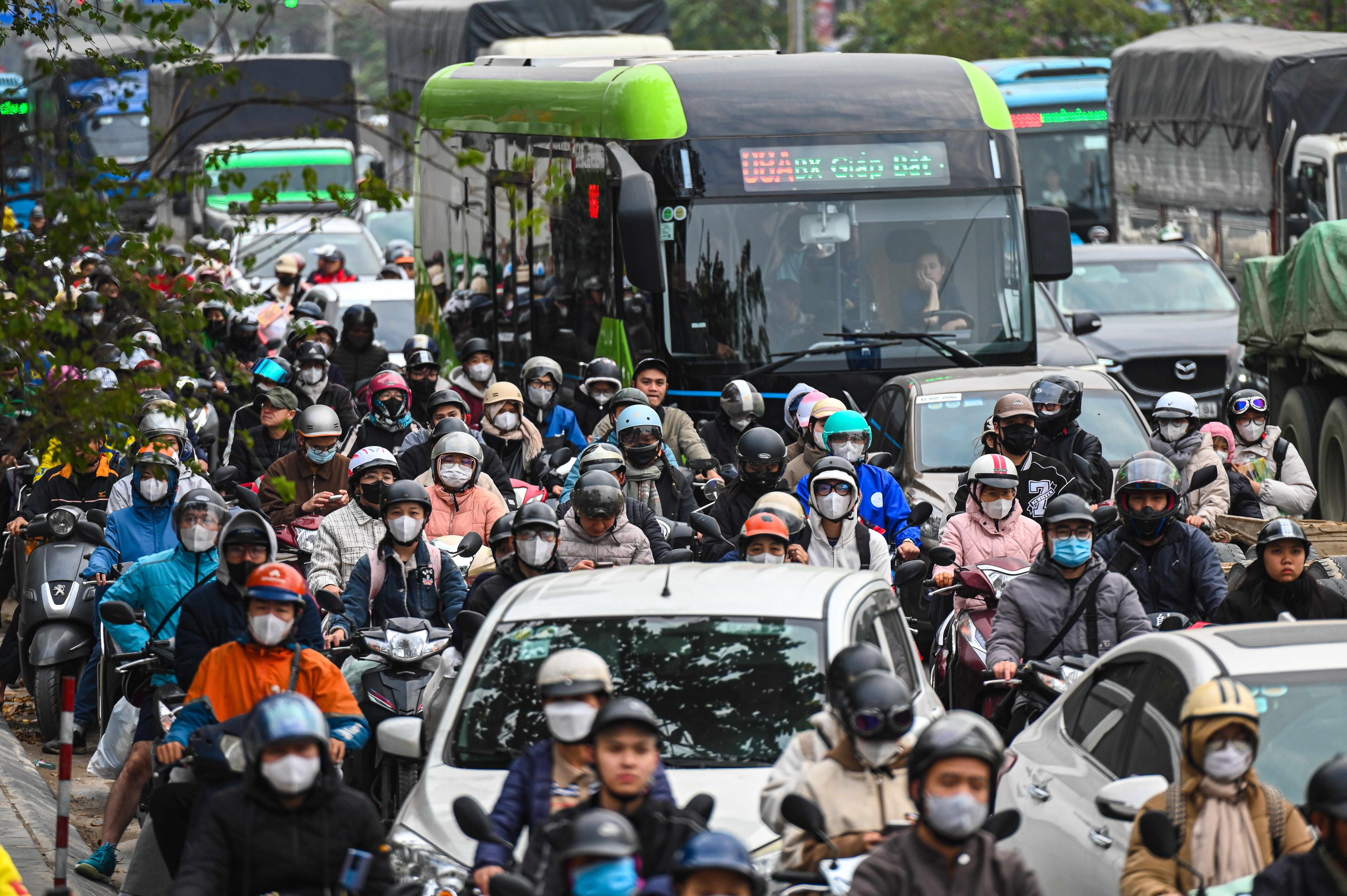 Dong nguoi un un tro lai thanh pho sau ky nghi Tet Duong lich hinh anh
