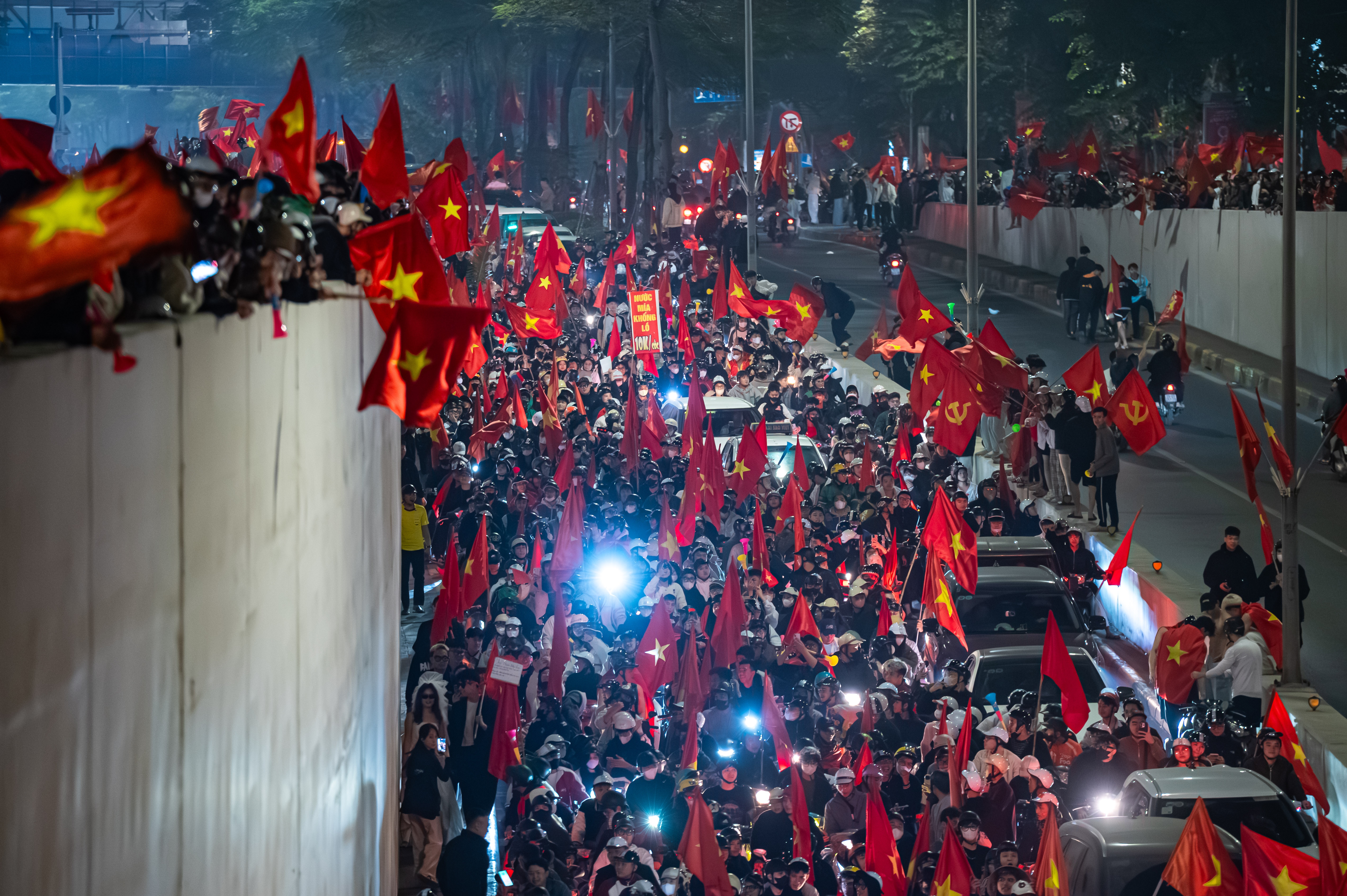 Nguoi dan Ha Noi di bao xuyen dem hinh anh