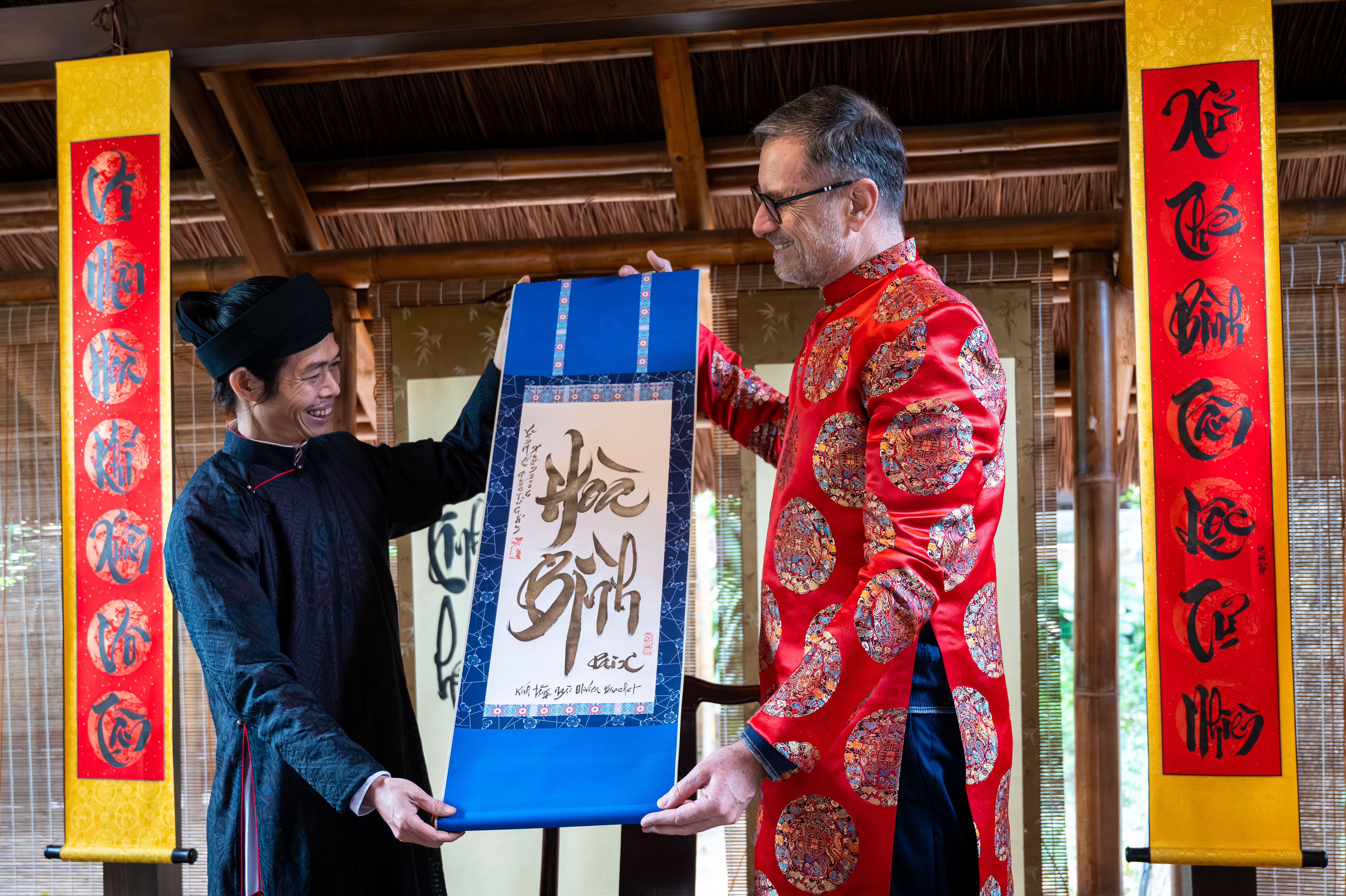 Dai su Phap viet thu phap, danh trong sam tai Van Mieu hinh anh