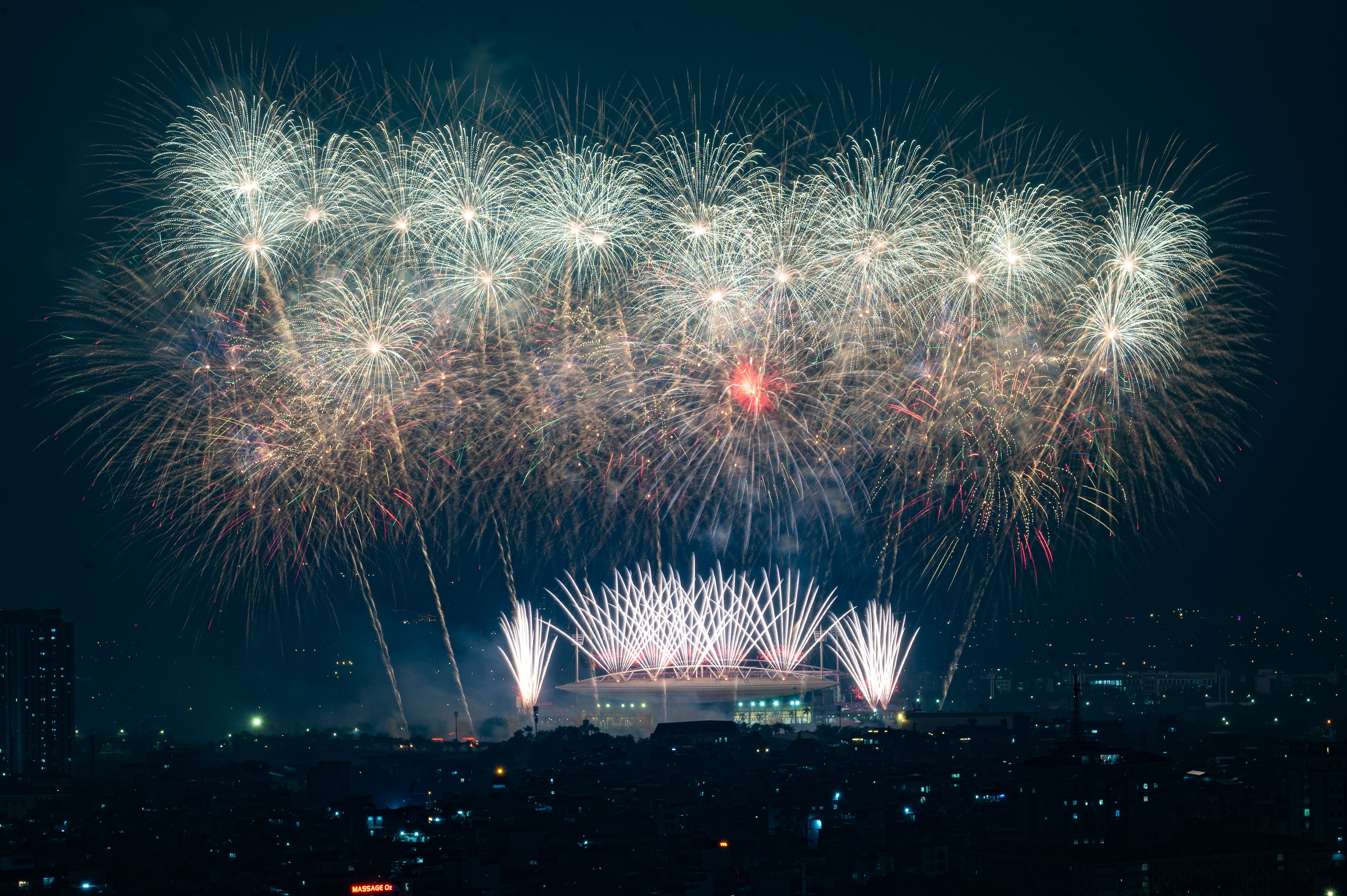 Ngam dan phao hoa hoa thuat chao mung thanh cong Dai hoi Dang XIV hinh anh