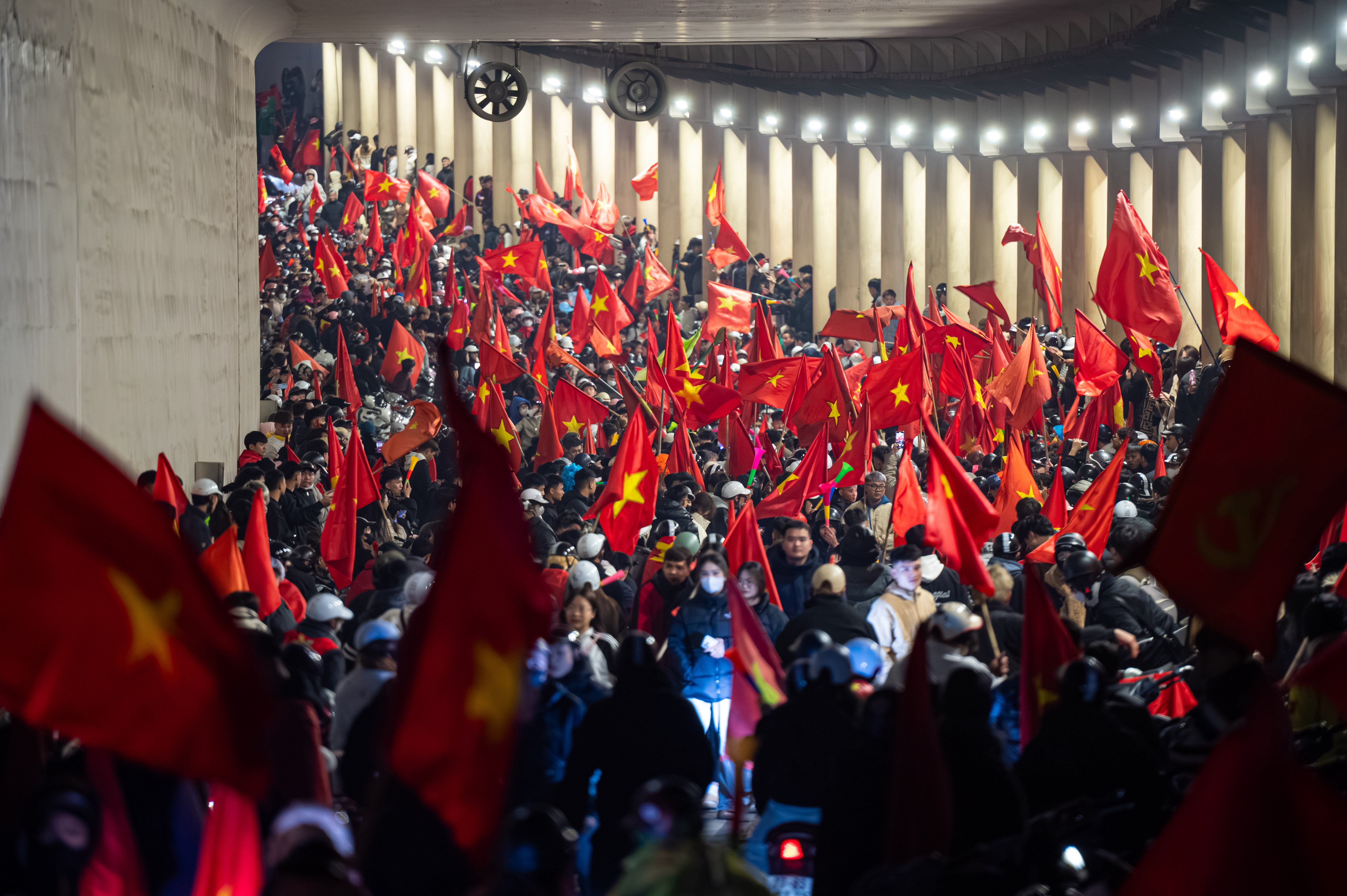 Bien nguoi 'di bao' xuyen dem, mac ke mua ret o Ha Noi hinh anh