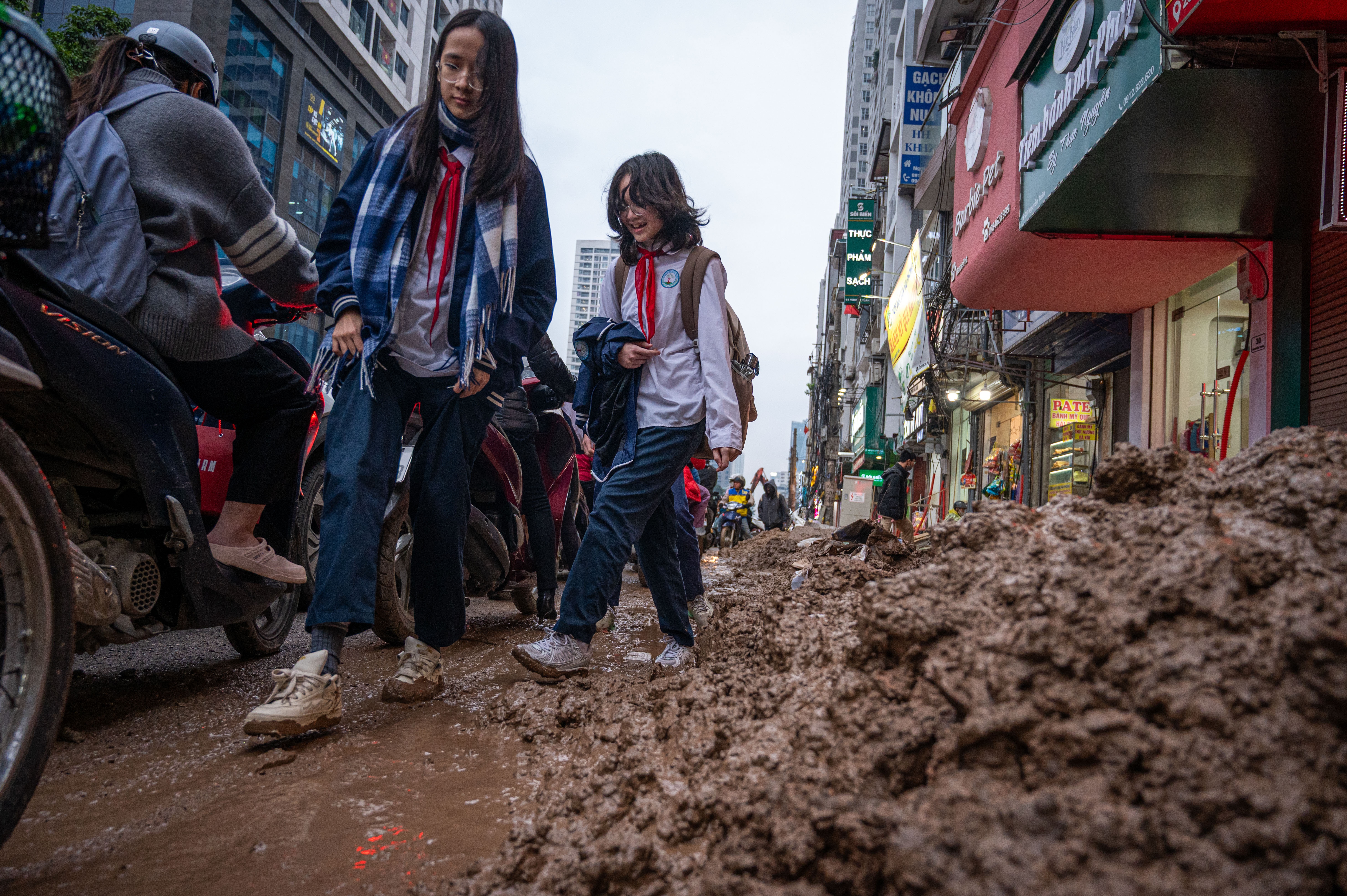 Bun nhao bua vay nha dan o diem den un tac cua Thu do hinh anh