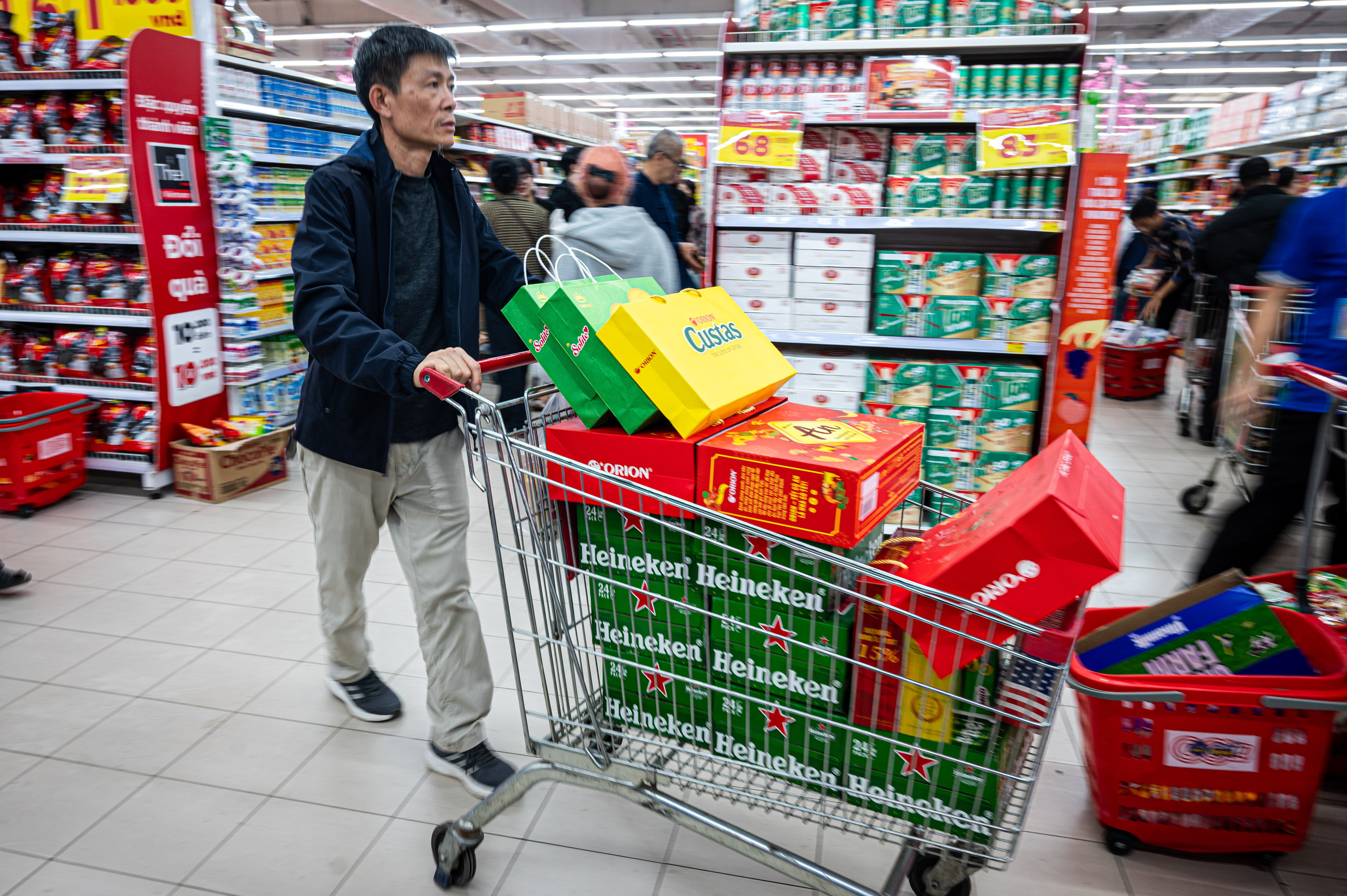 nguoi dan mua sam tet anh 7