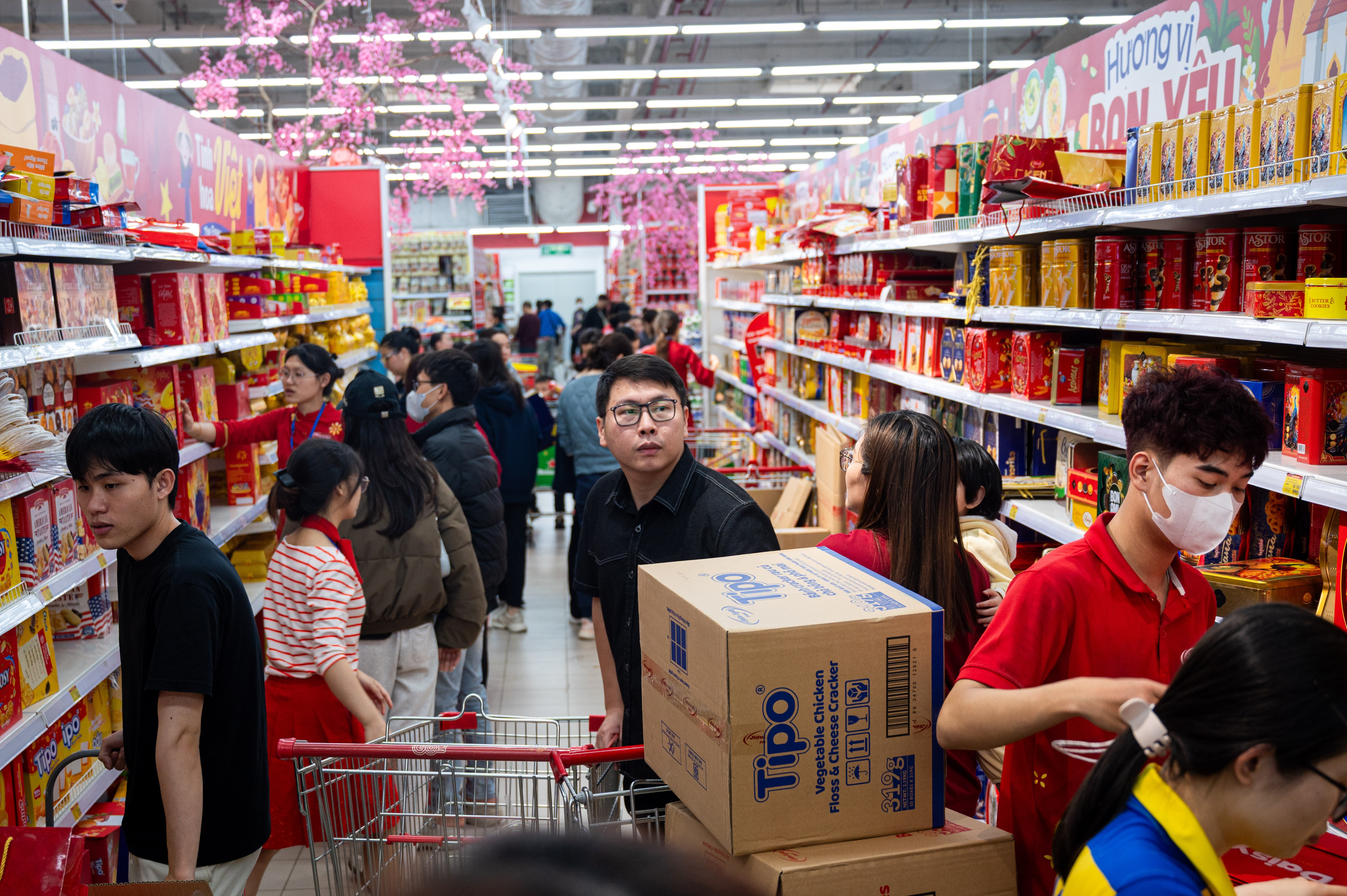 nguoi dan mua sam tet anh 2