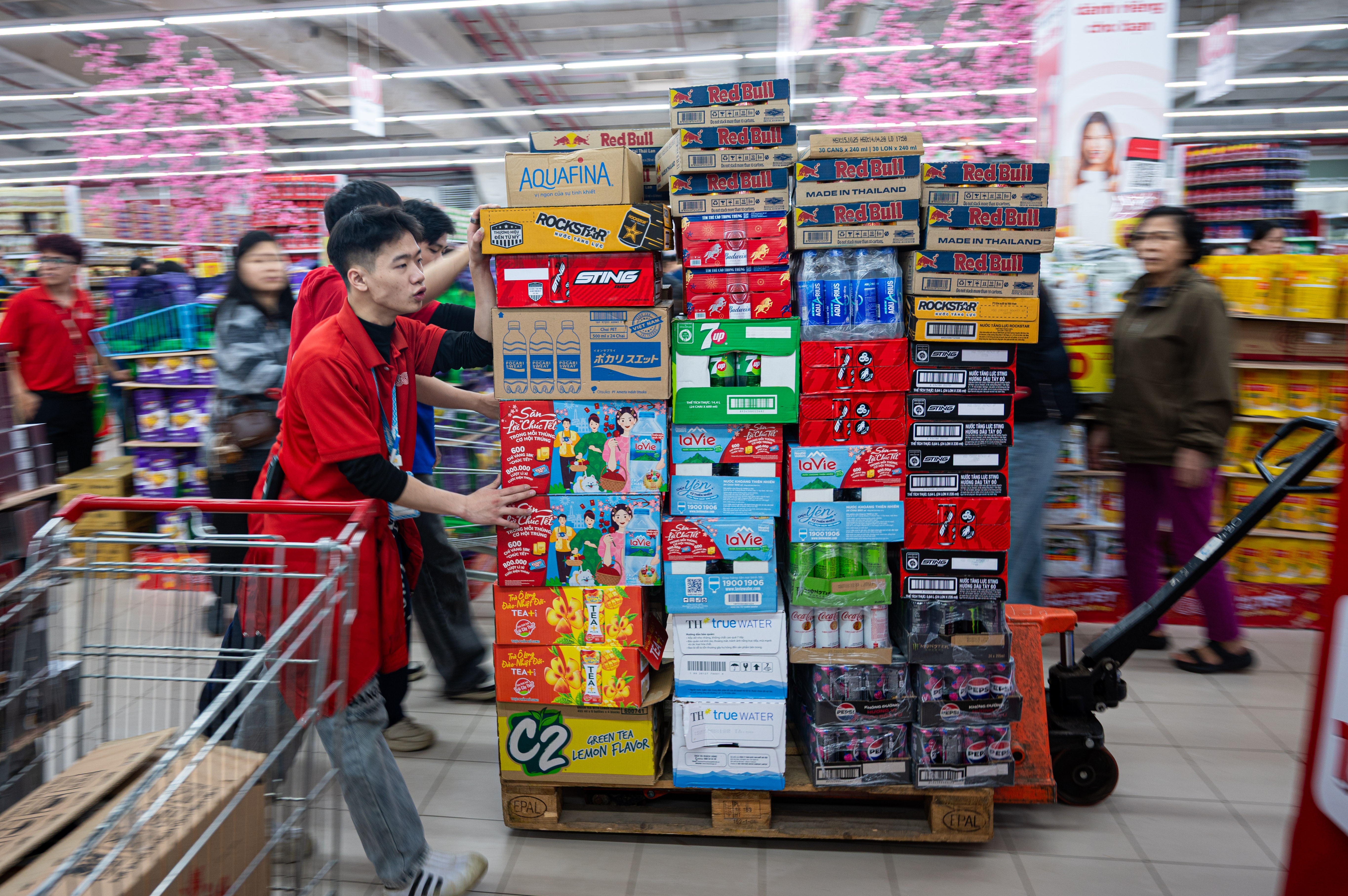 nguoi dan mua sam tet anh 6