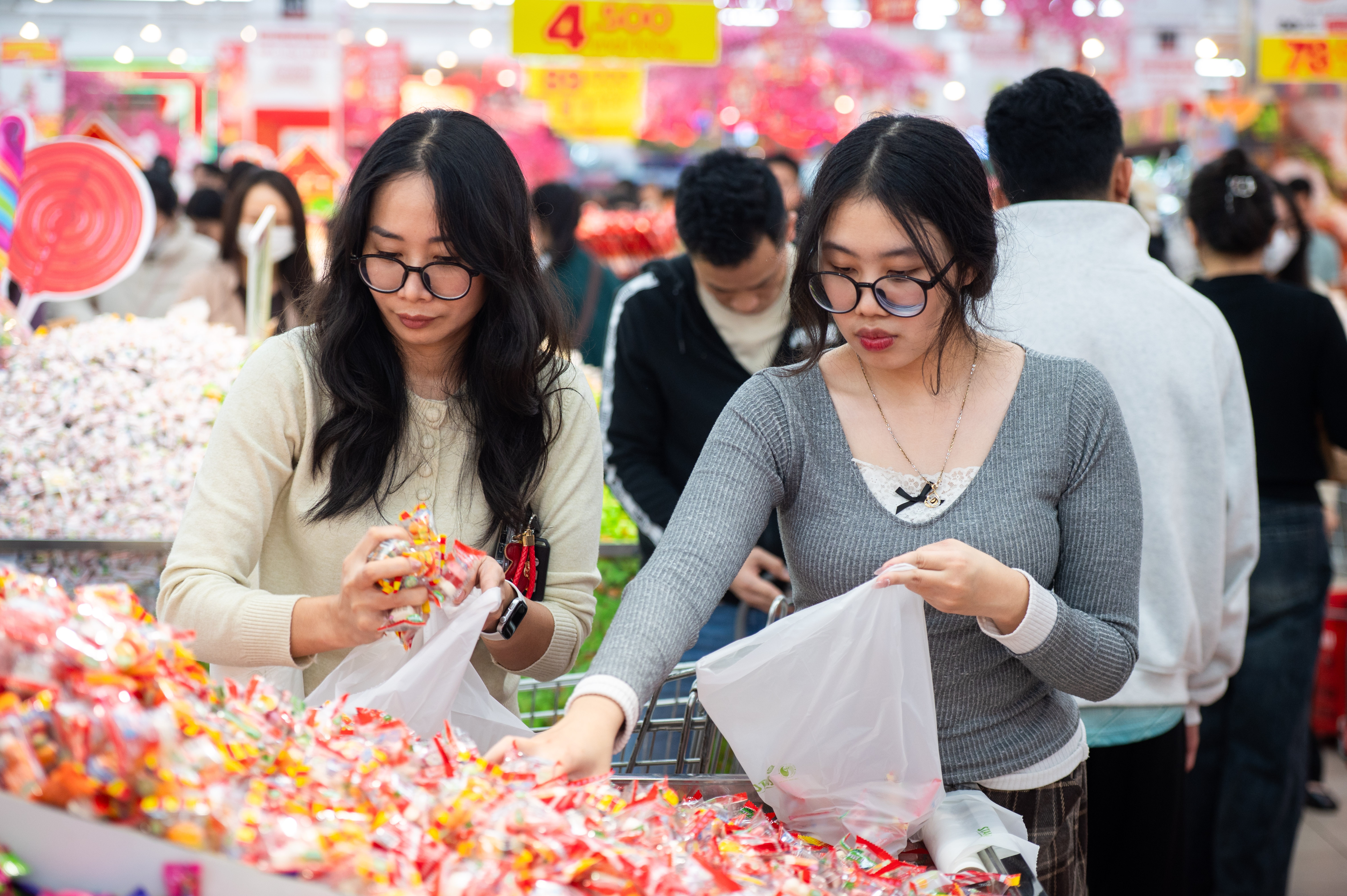 nguoi dan mua sam tet anh 4