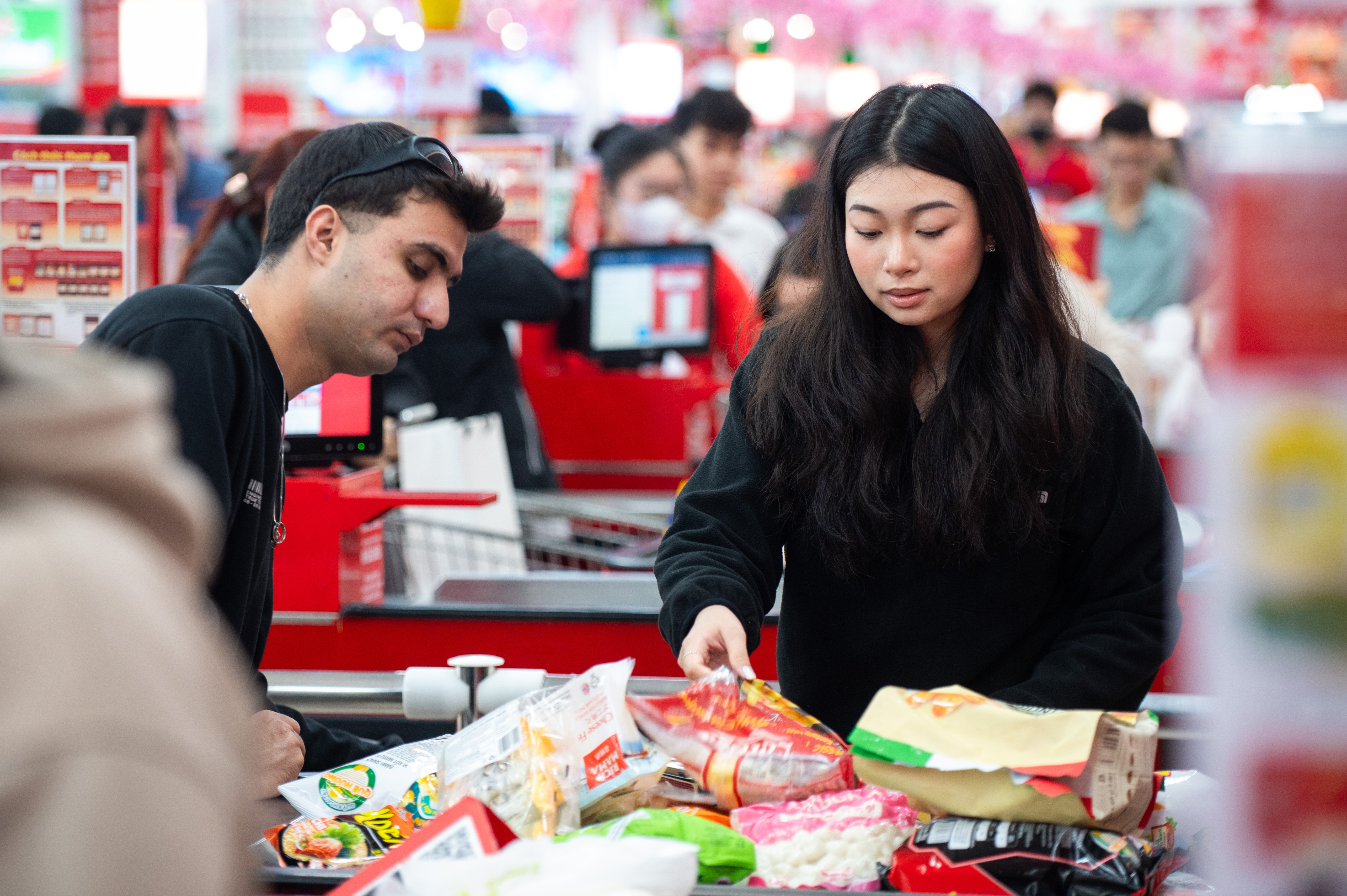 nguoi dan mua sam tet anh 10