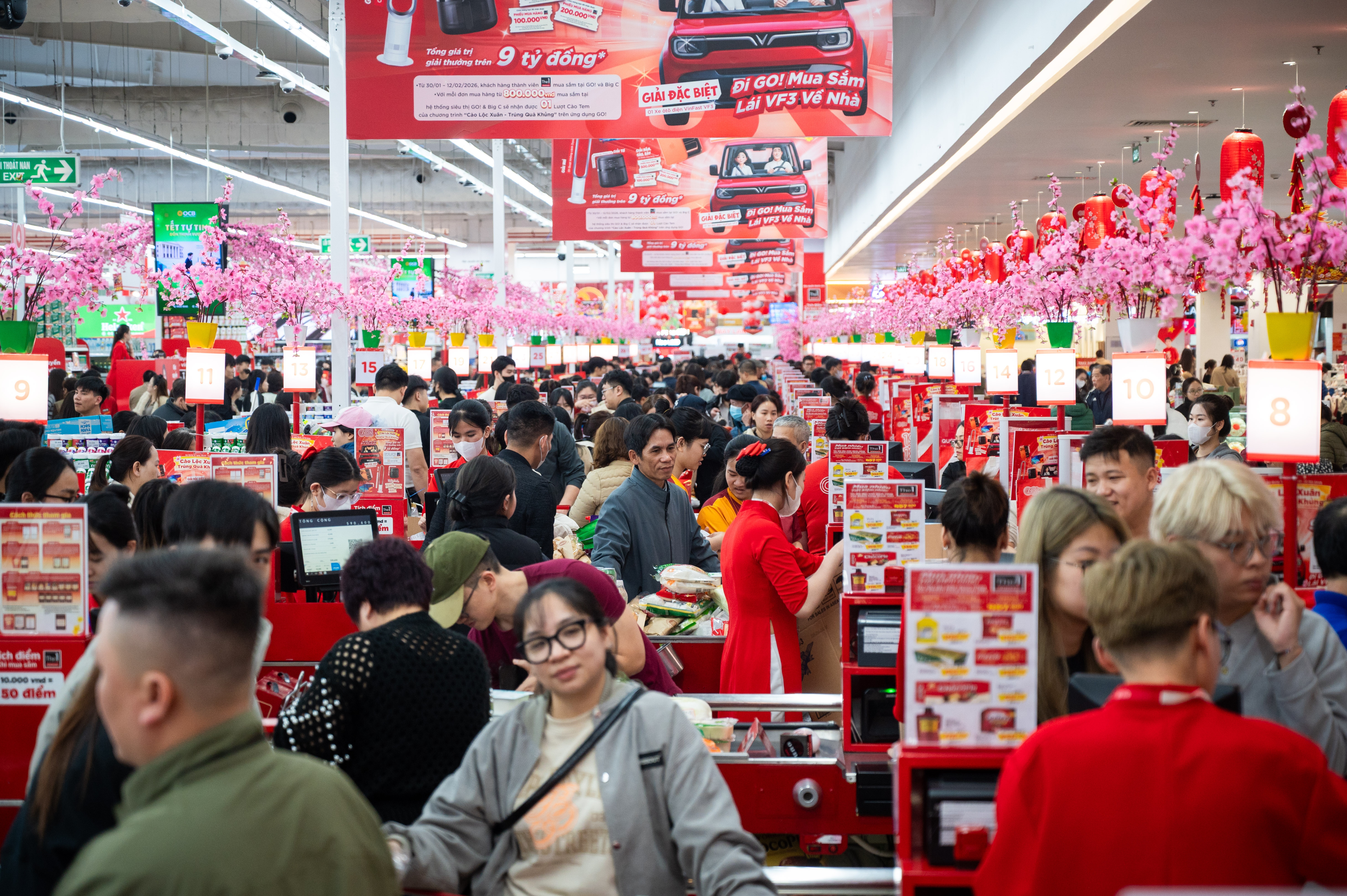 nguoi dan mua sam tet anh 1