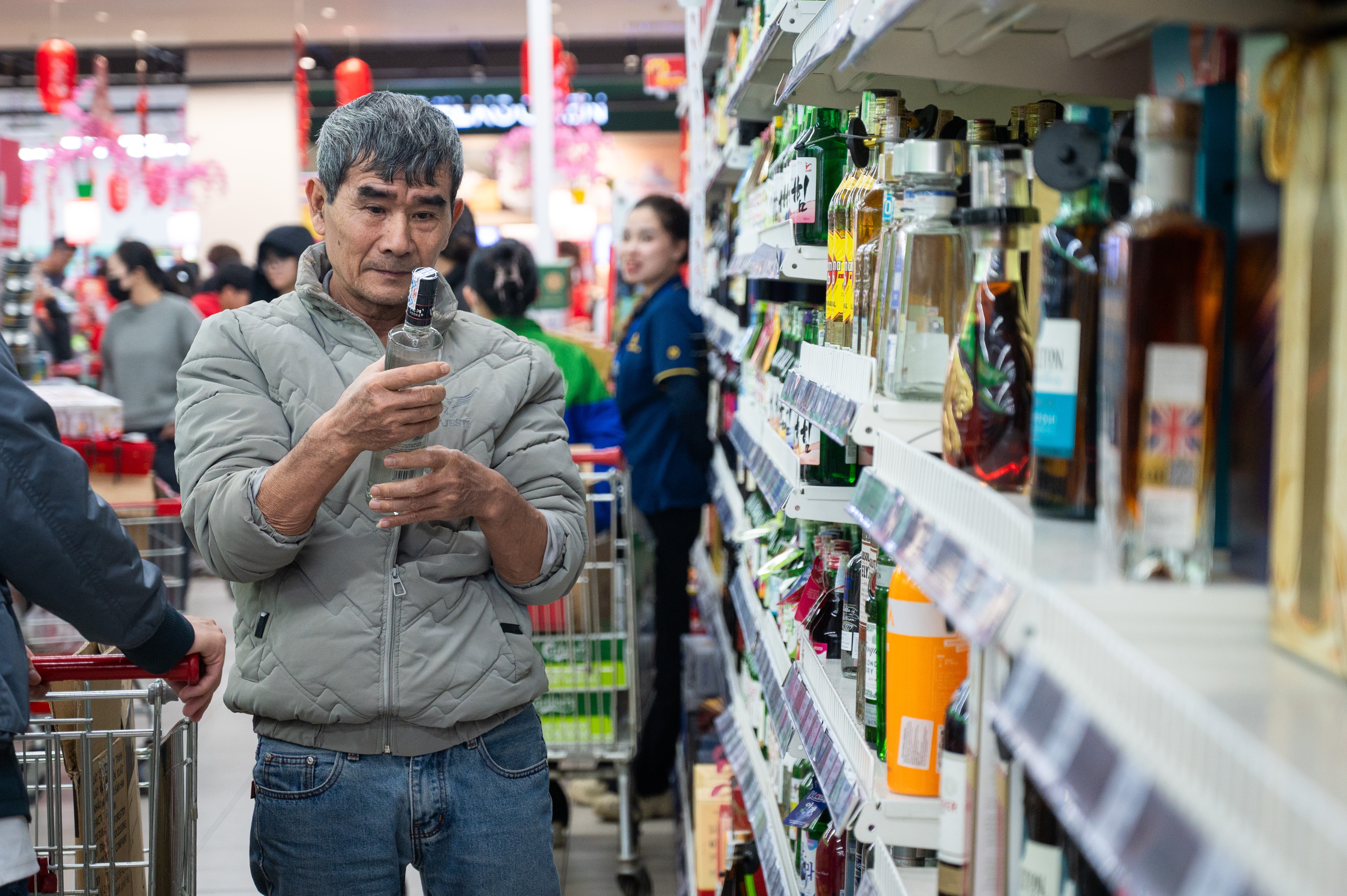 nguoi dan mua sam tet anh 5